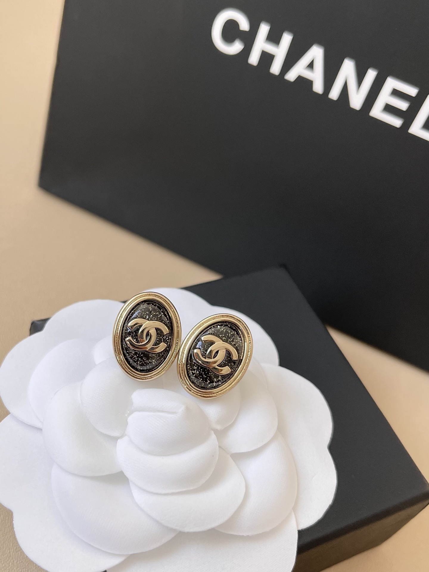 Vintage Oval CC Logo Stud Earrings - Gold & Shimmering Black