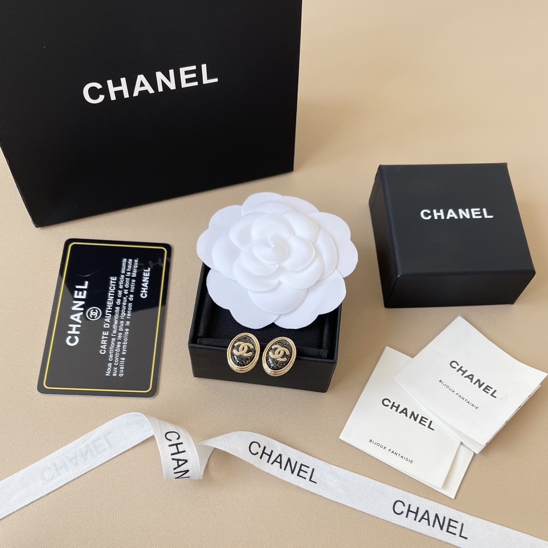 Vintage Oval CC Logo Stud Earrings - Gold & Shimmering Black