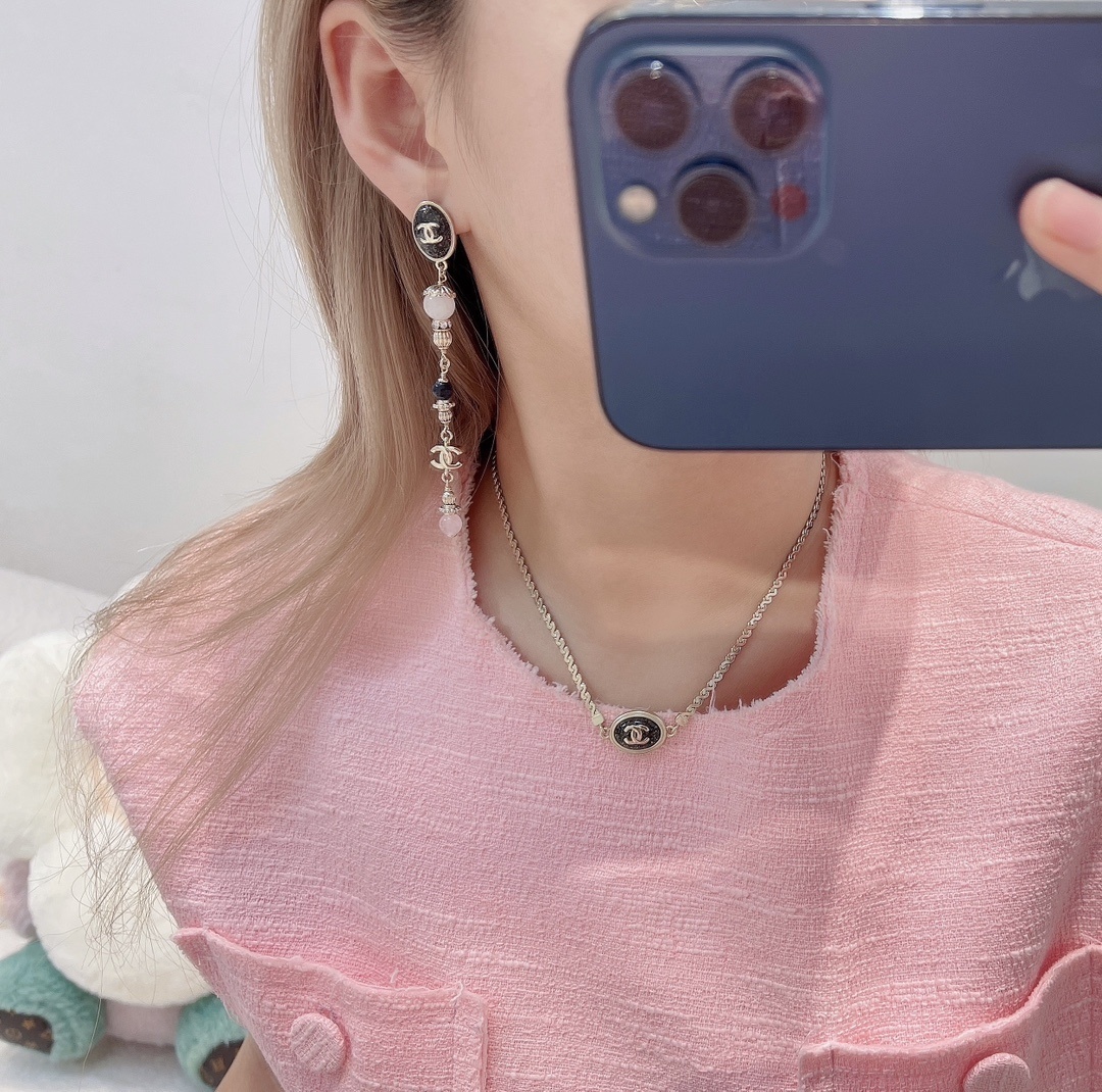 Chanel 2024/25 Métiers d'Art Pendant Earrings with Pearls & Gems