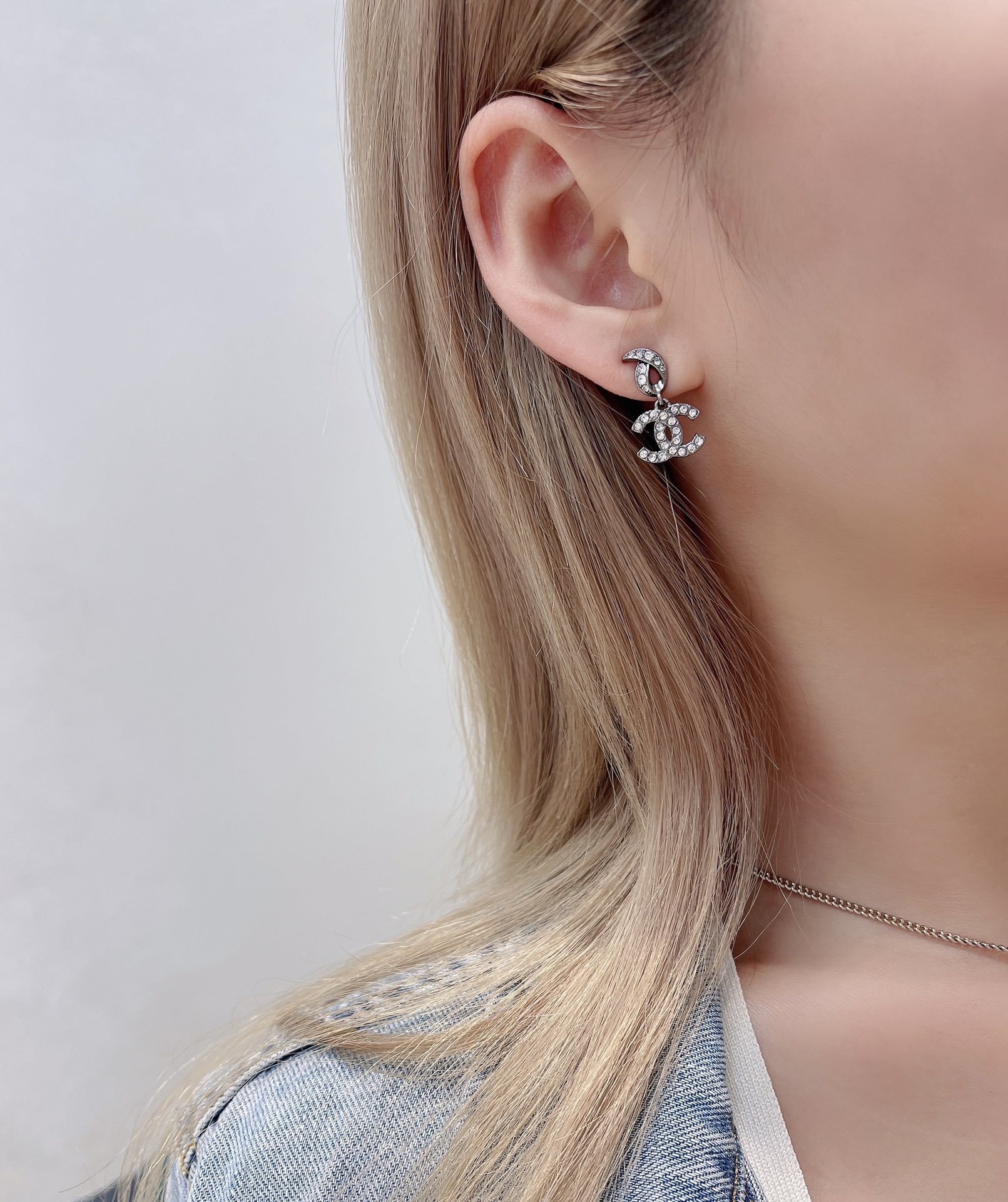 Luxury Chanel CC Crystal Ribbon Earrings - Elegant Silver Jewelry