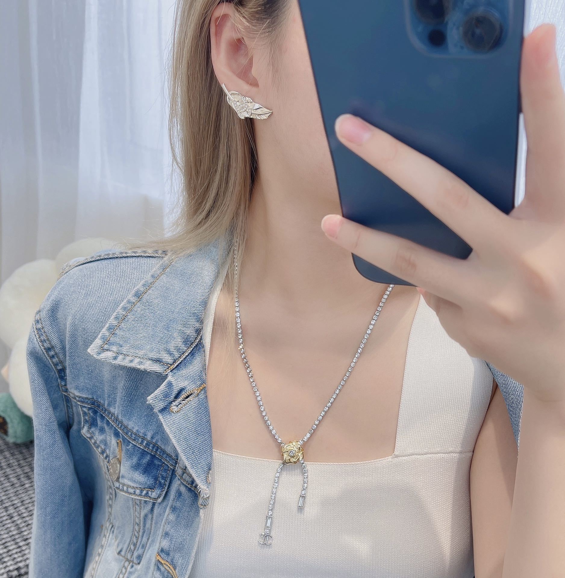 Chanel 2024/25 Métiers d'art Leaf Crystal CC Logo Gold Earrings