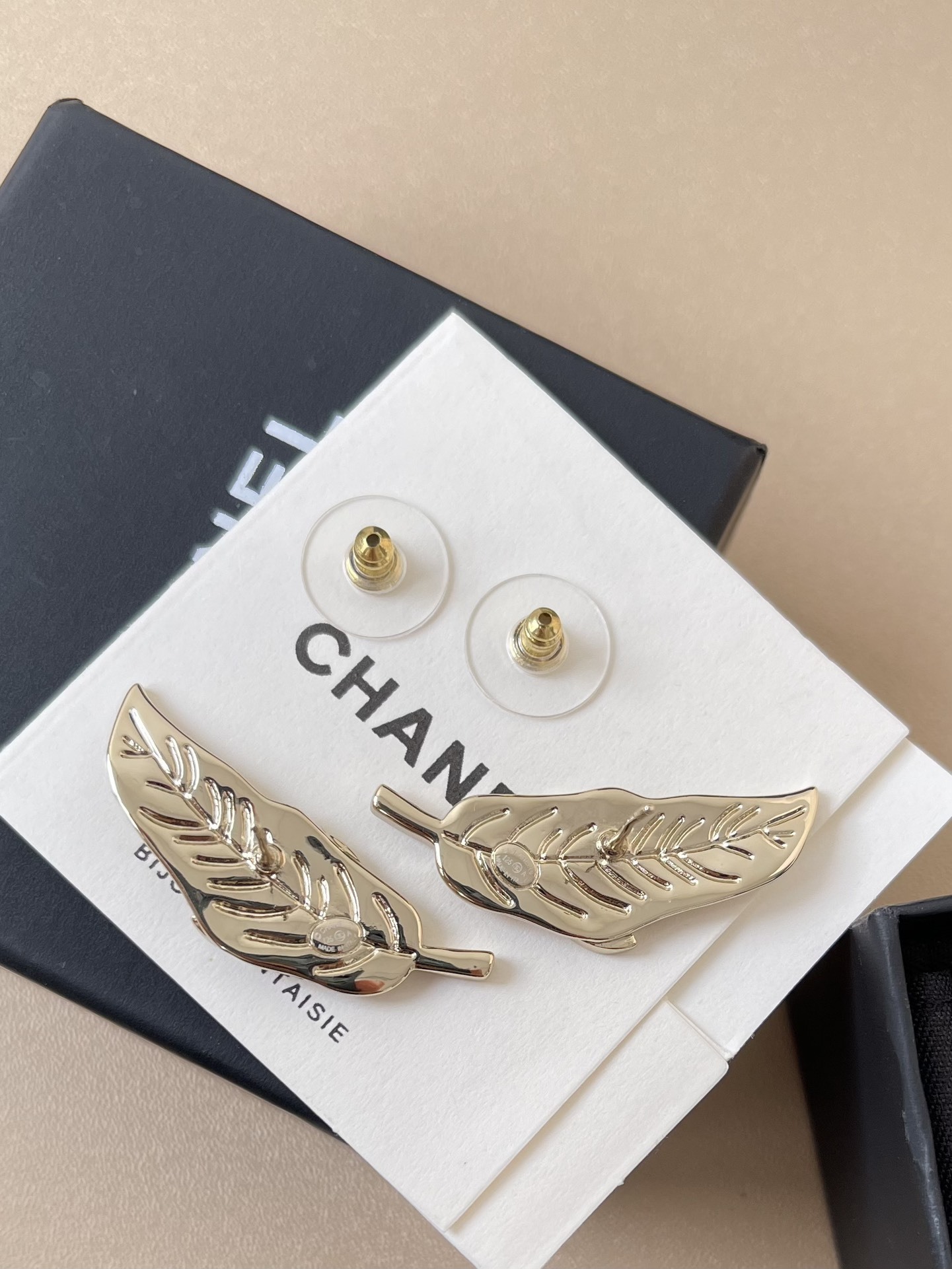 Chanel 2024/25 Métiers d'art Leaf Crystal CC Logo Gold Earrings
