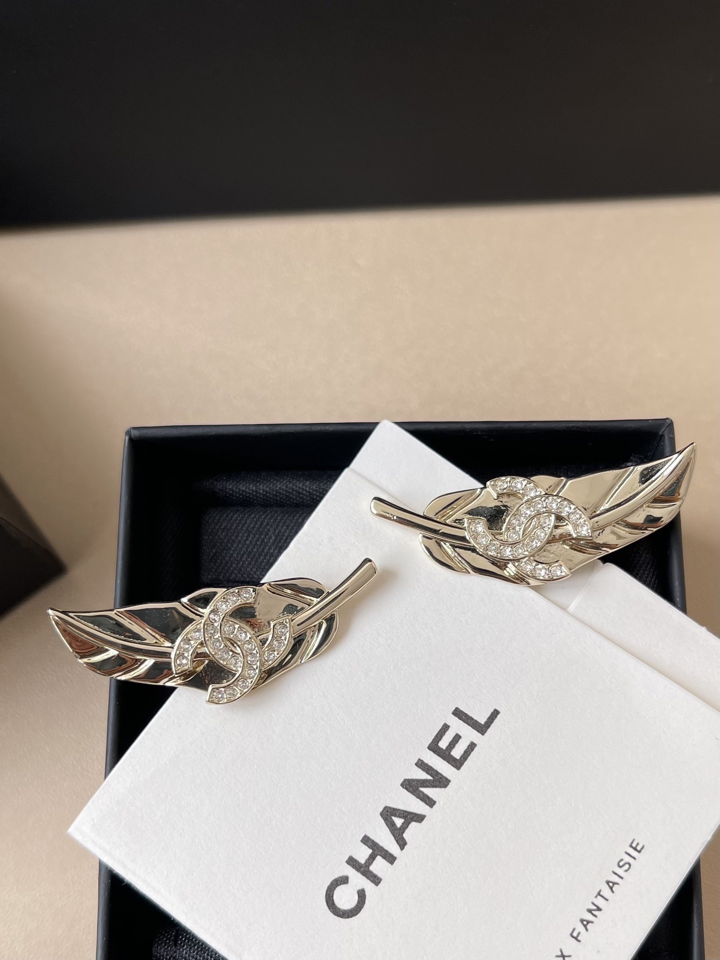 Chanel 2024/25 Métiers d'art Leaf Crystal CC Logo Gold Earrings