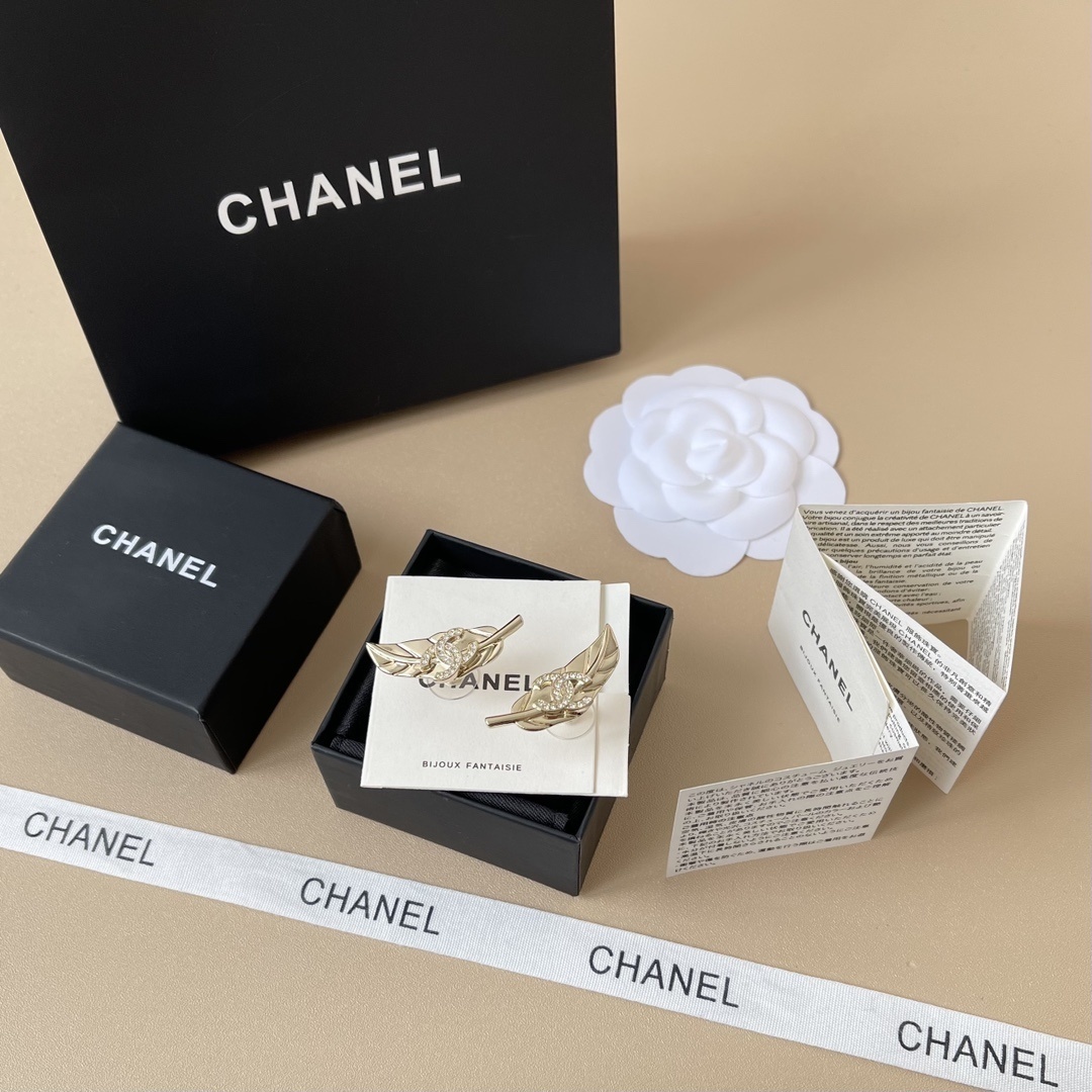Chanel 2024/25 Métiers d'art Leaf Crystal CC Logo Gold Earrings
