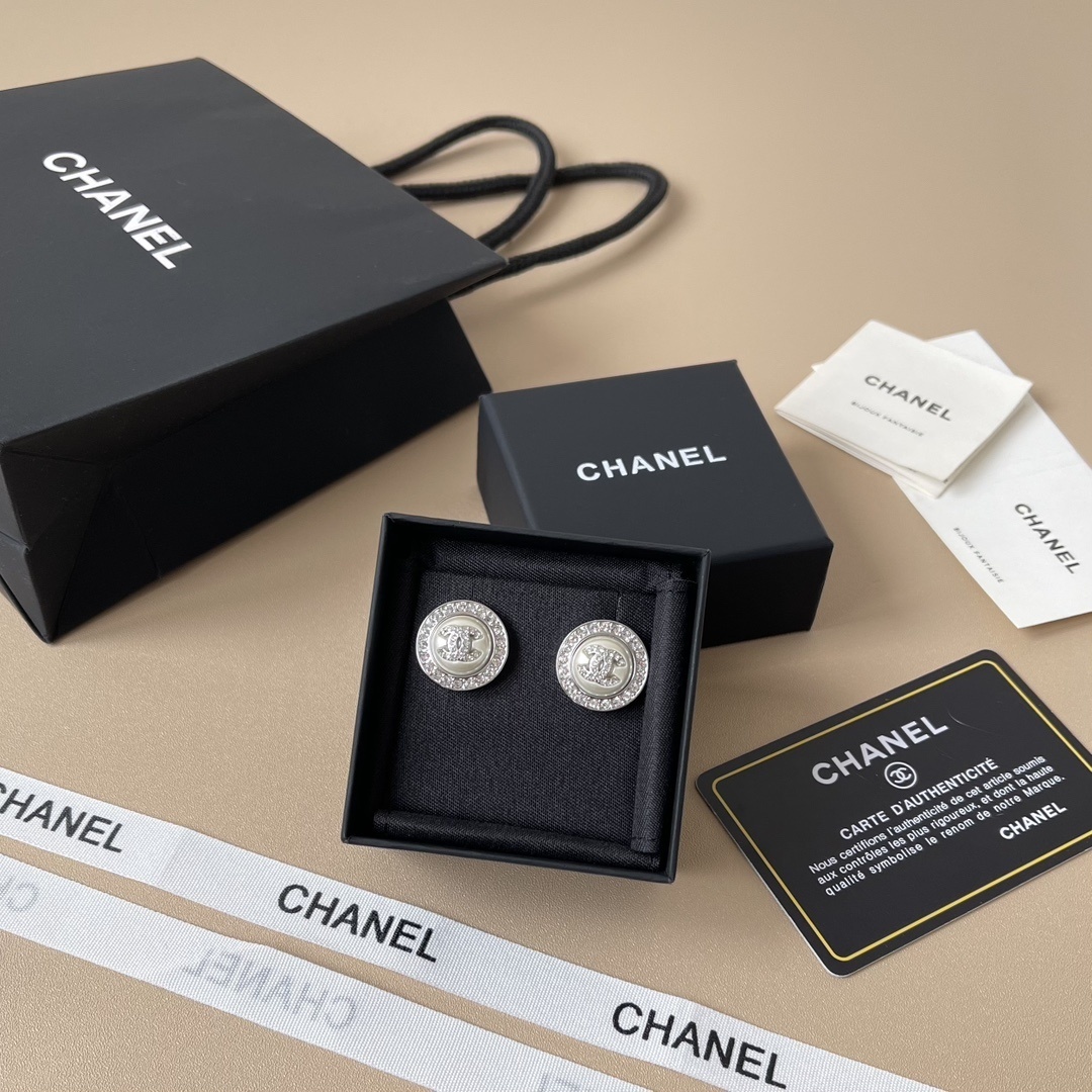 Elegant Crystal & Pearl Stud Earrings - Timeless Luxury Jewelry