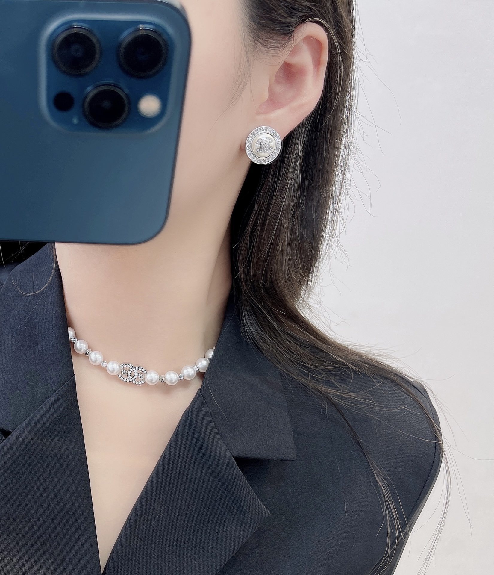 Elegant Crystal & Pearl Stud Earrings – Timeless Luxury Jewelry