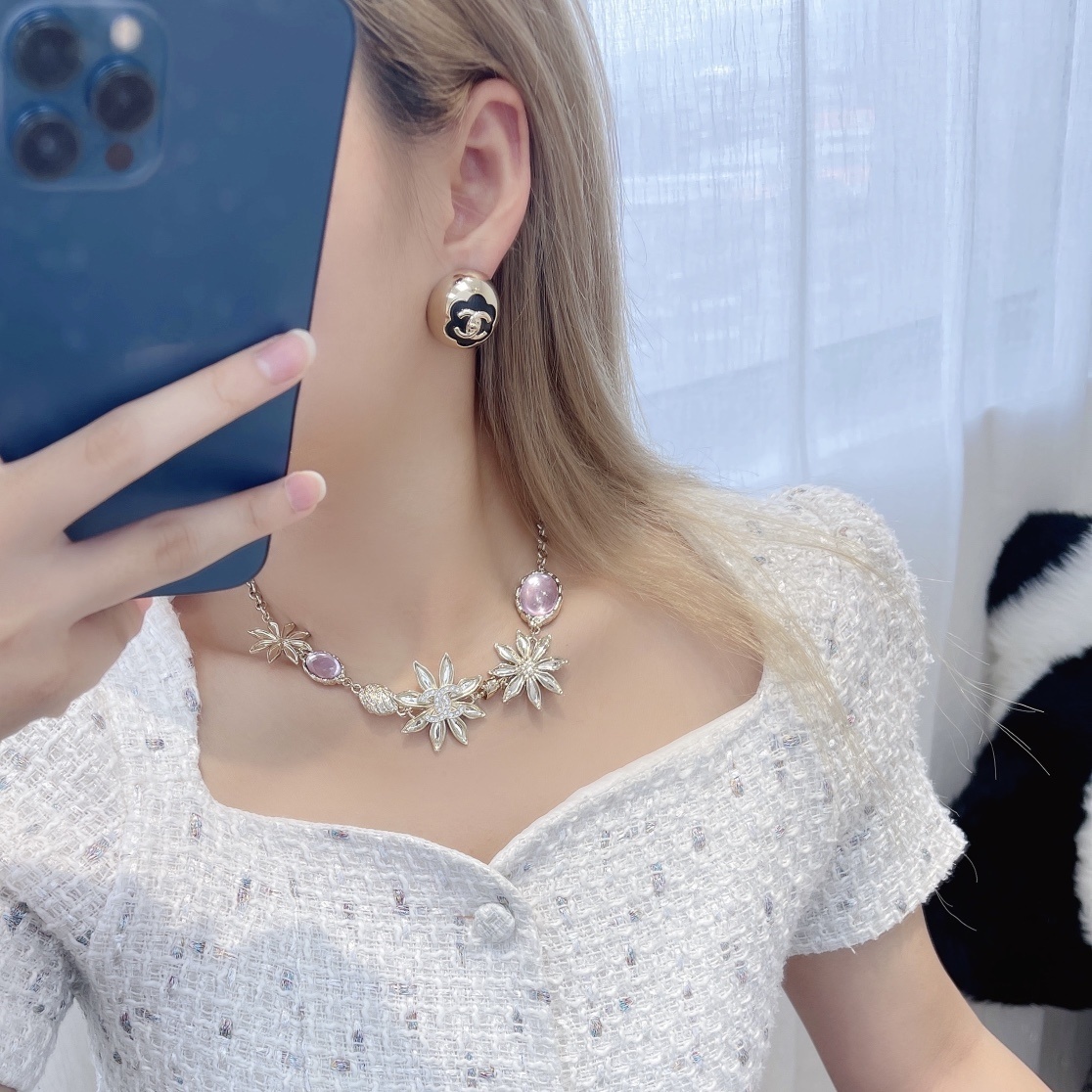 Chanel CC Logo Stud Earrings - 2024/25 Métiers d'Art Lambskin Gold