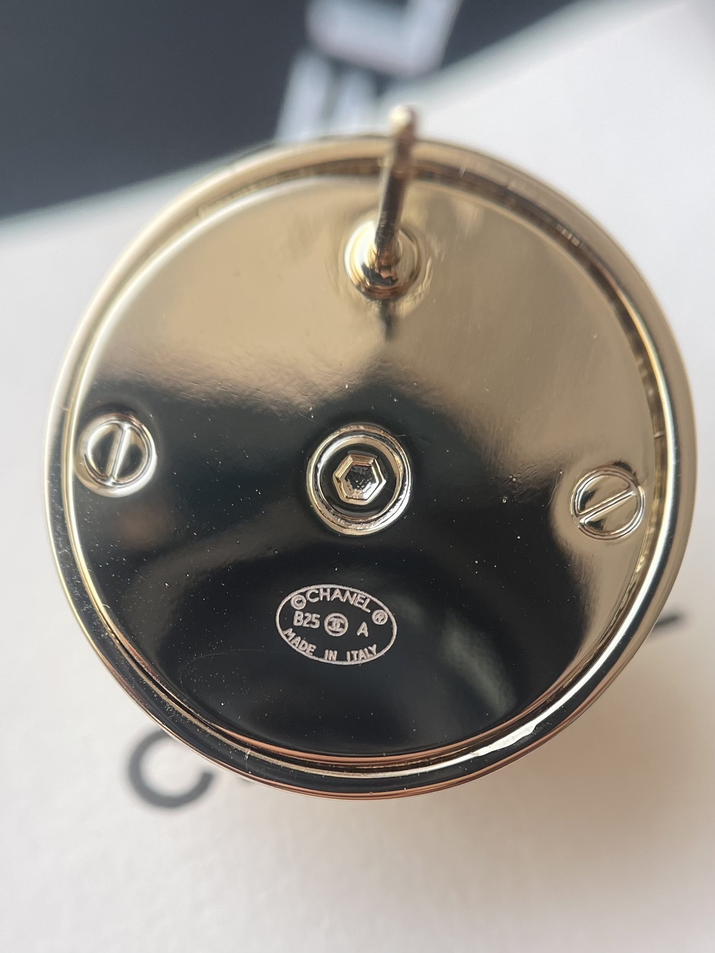 Chanel CC Logo Stud Earrings - 2024/25 Métiers d'Art Lambskin Gold