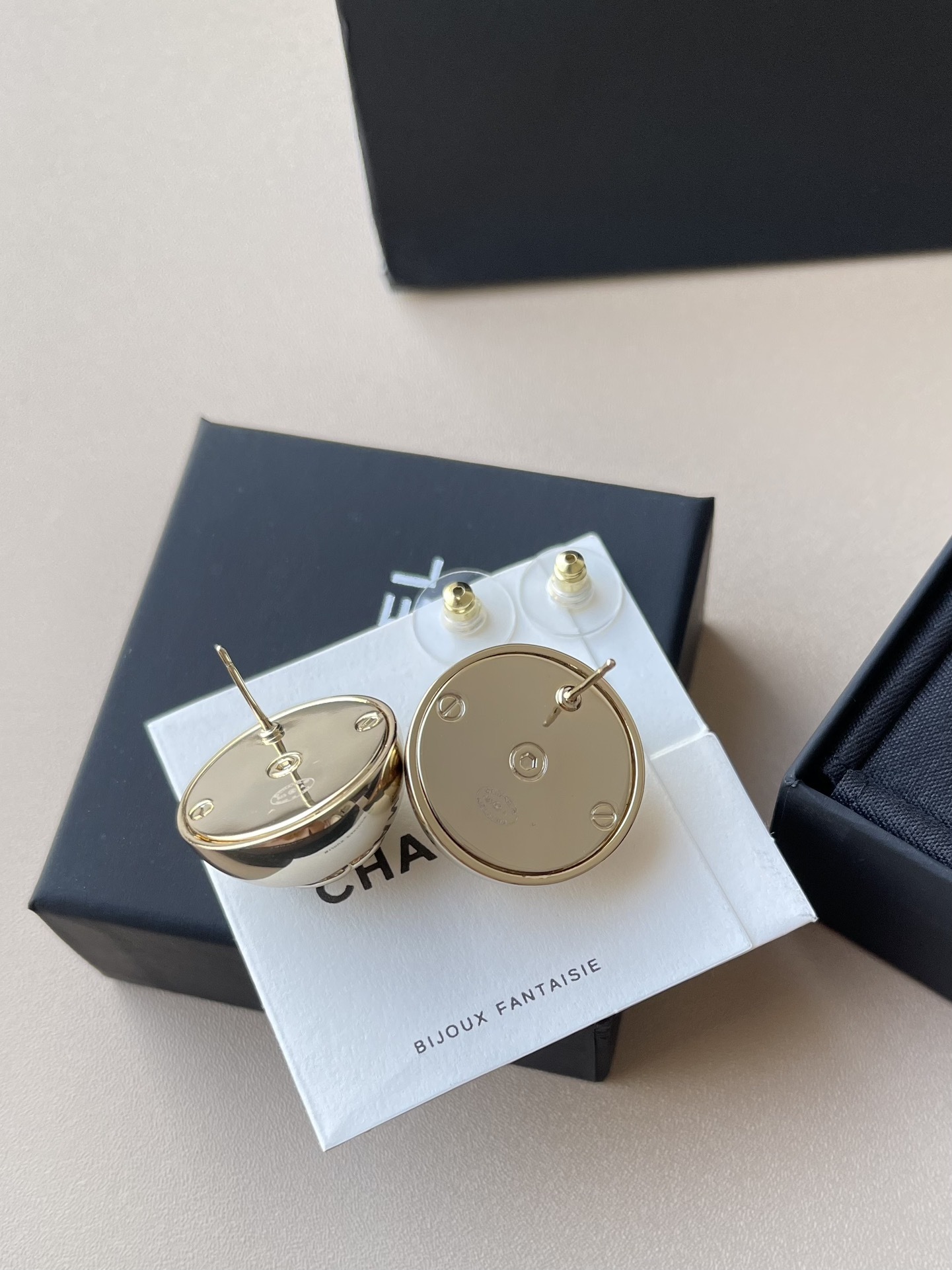 Chanel CC Logo Stud Earrings - 2024/25 Métiers d'Art Lambskin Gold