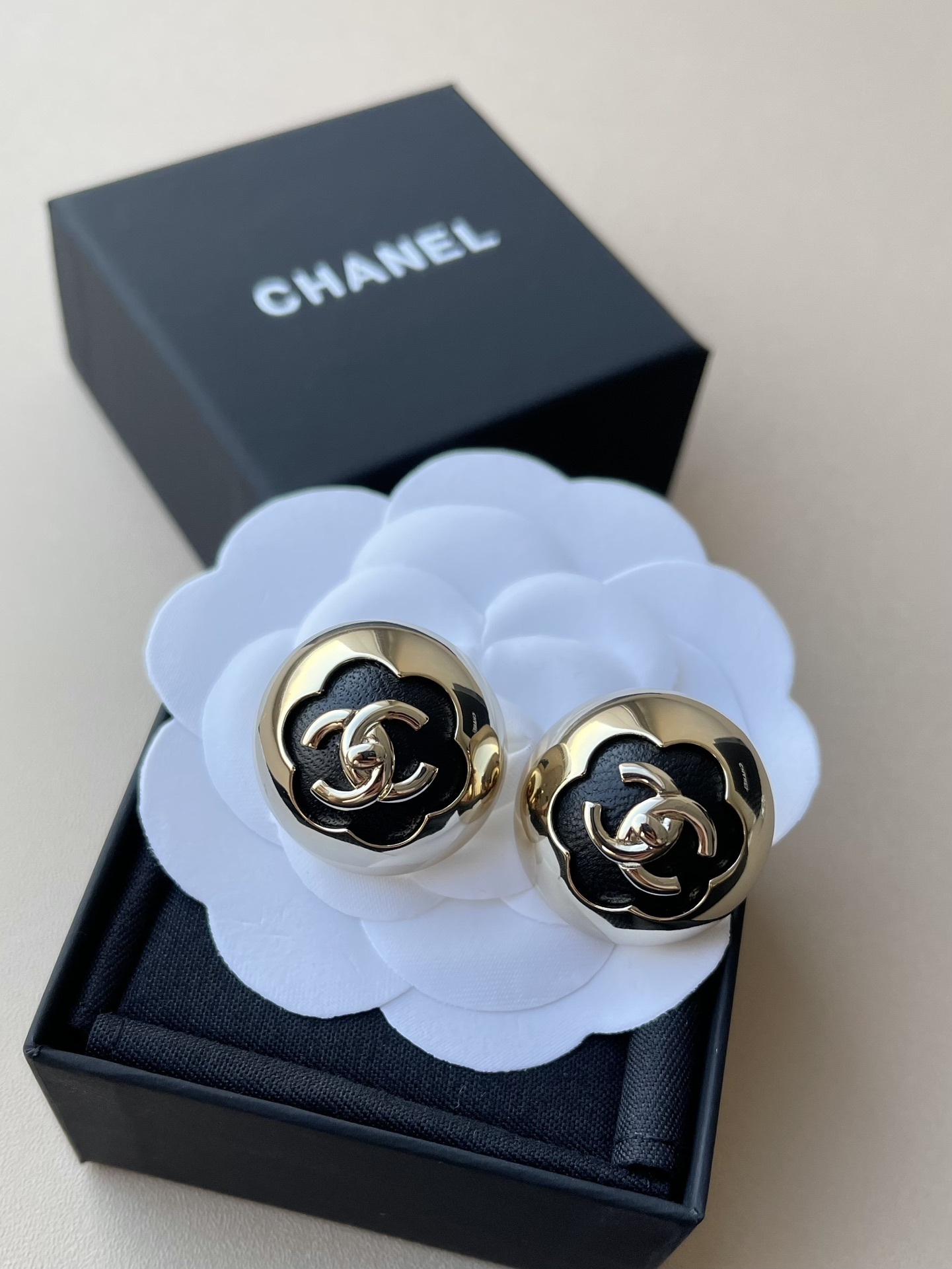 Chanel CC Logo Stud Earrings - 2024/25 Métiers d'Art Lambskin Gold