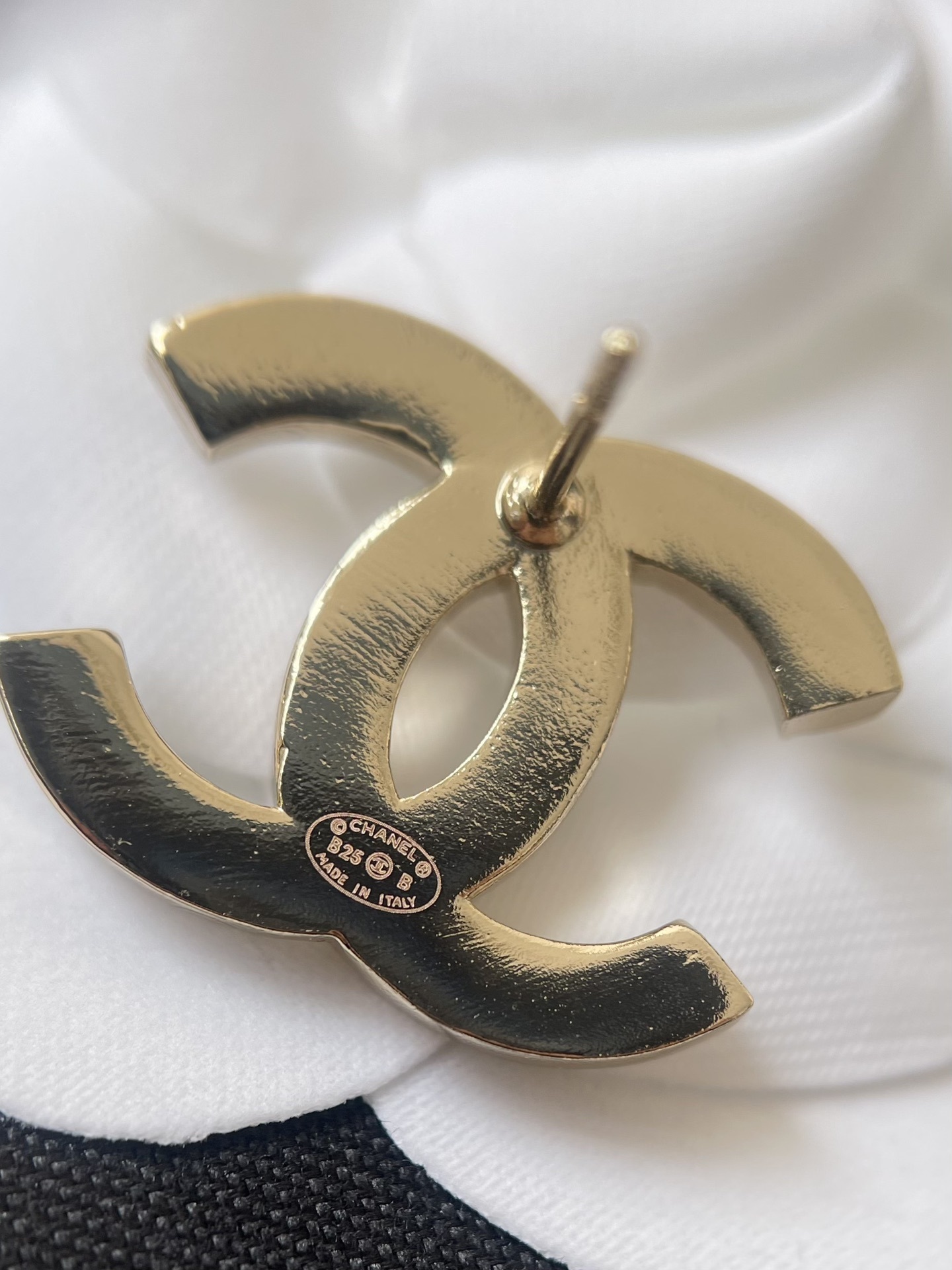 Chanel CC Quilted Logo Stud Earrings - Gold with Pink & Black Resin