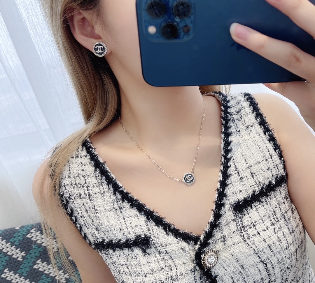 Chanel CC Logo Stud Earrings - Black Resin & Strass Gold-Tone