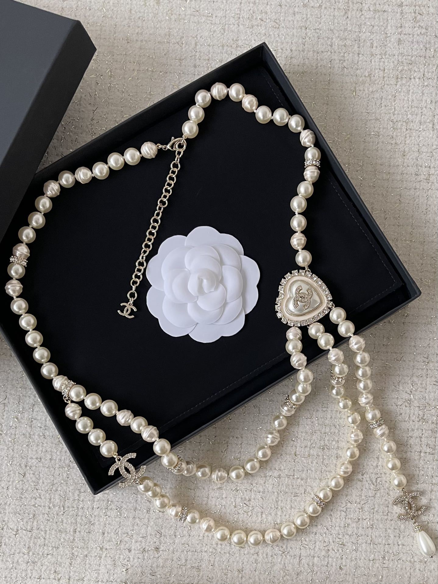 Elegant White Tweed Two-Piece Set with Heart Pearl Chain Belt