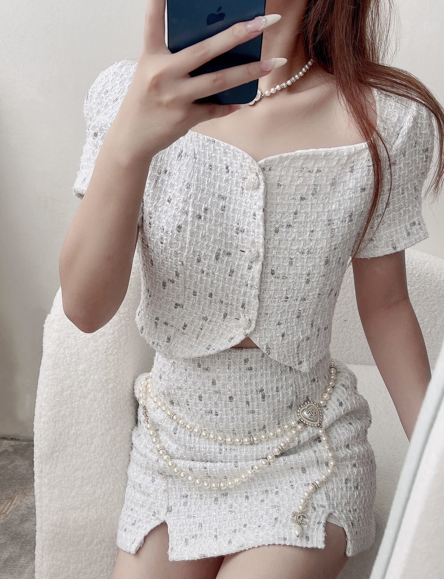 Elegant White Tweed Two-Piece Set with Heart Pearl Chain Belt