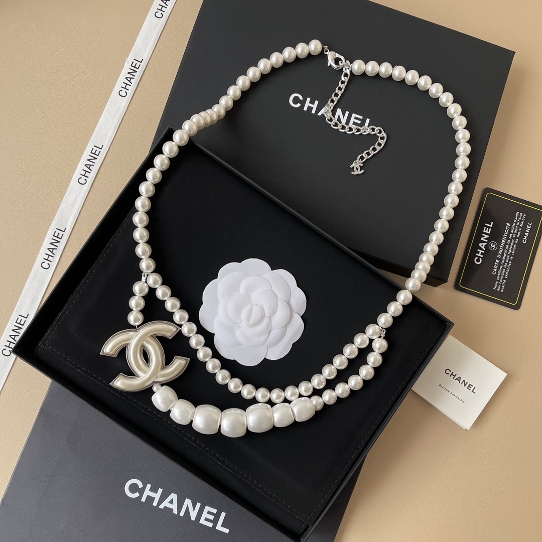 Luxury Pearl Belt and Long Necklace with Iconic CC Logo Charm