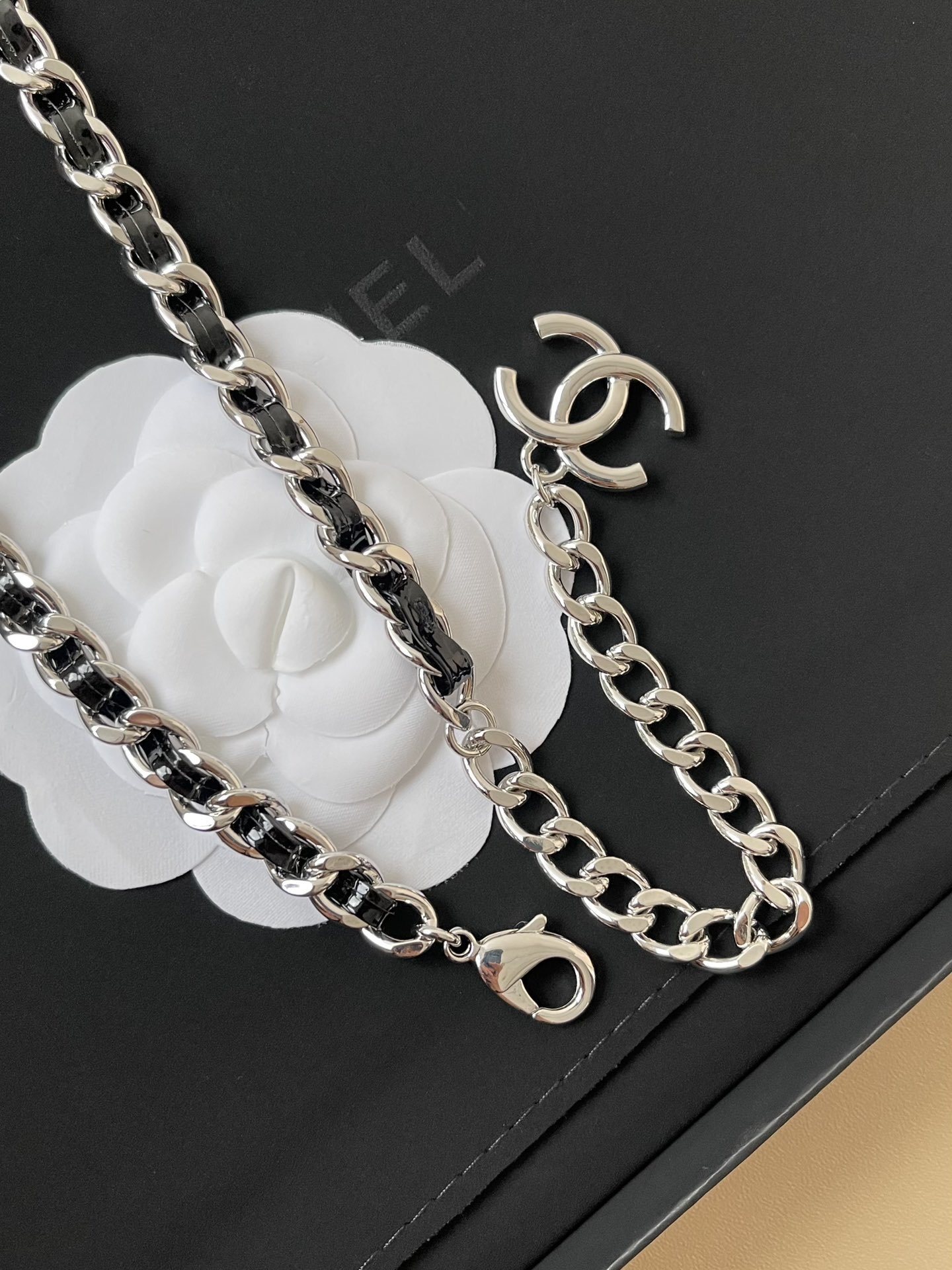 Elegant Silver CC Logo Waist Chain Belt - Designer Fashion Accessory