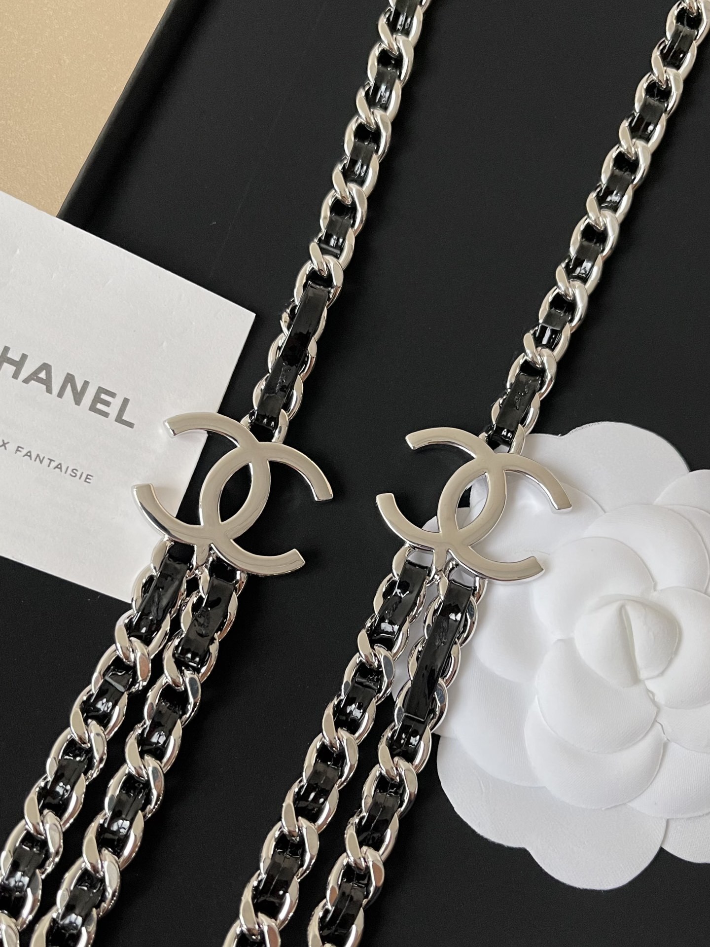 Elegant Silver CC Logo Waist Chain Belt - Designer Fashion Accessory