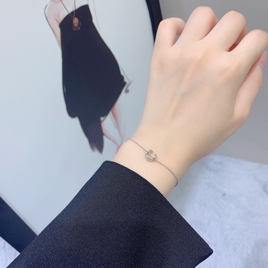 Luxury Minimalist Interlocking Circle Bracelet – Silver & Rose Gold