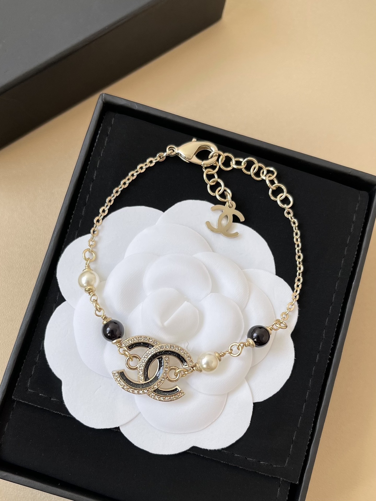 Elegant Gold Interlocking CC Charm Bracelet with Pearls & Black Beads