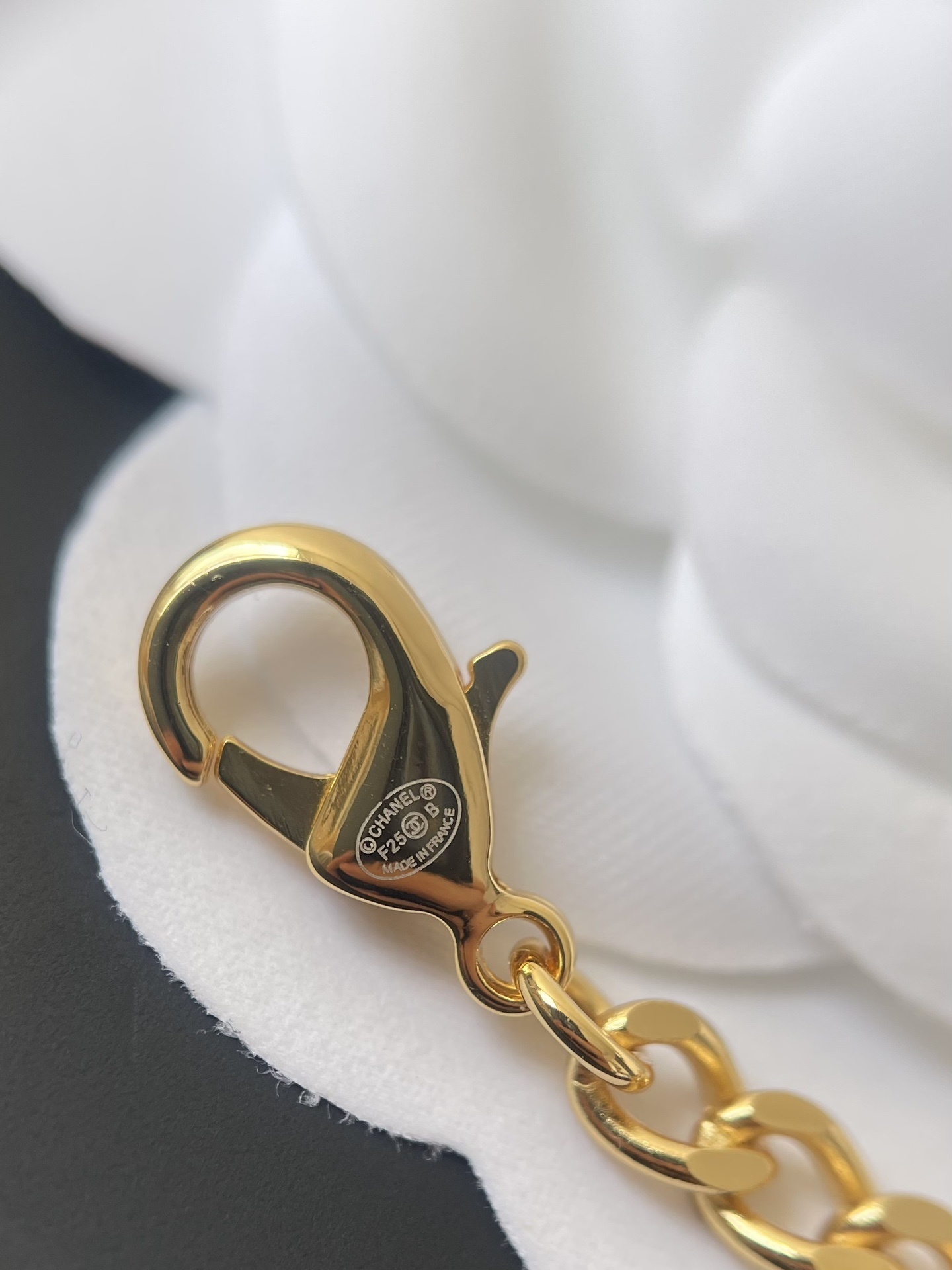 Luxury Gold Chain Bracelet with Black Heart CC Logo Charm