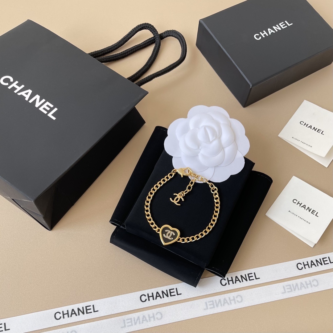 Luxury Gold Chain Bracelet with Black Heart CC Logo Charm