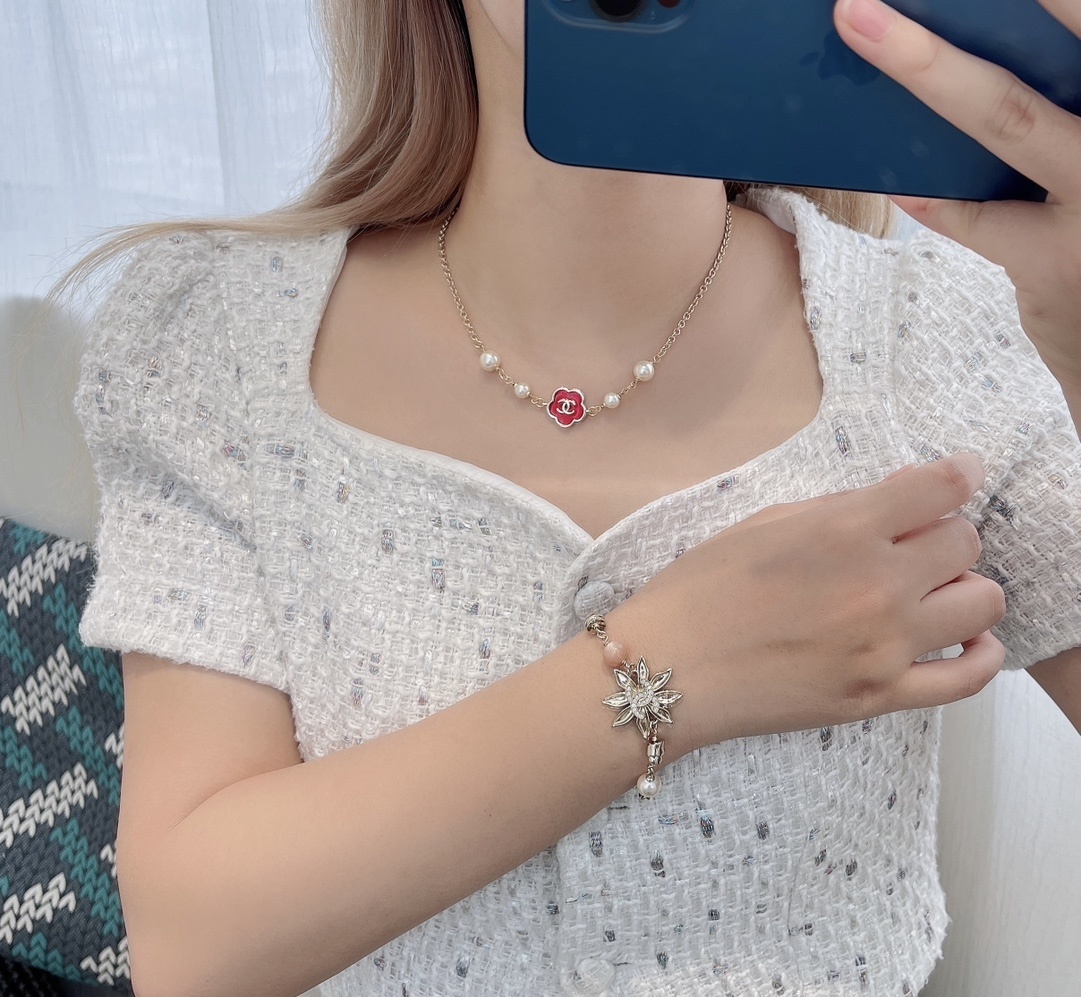 Chanel 2024/25 Métiers d'Art Flower Charm Gold Bracelet