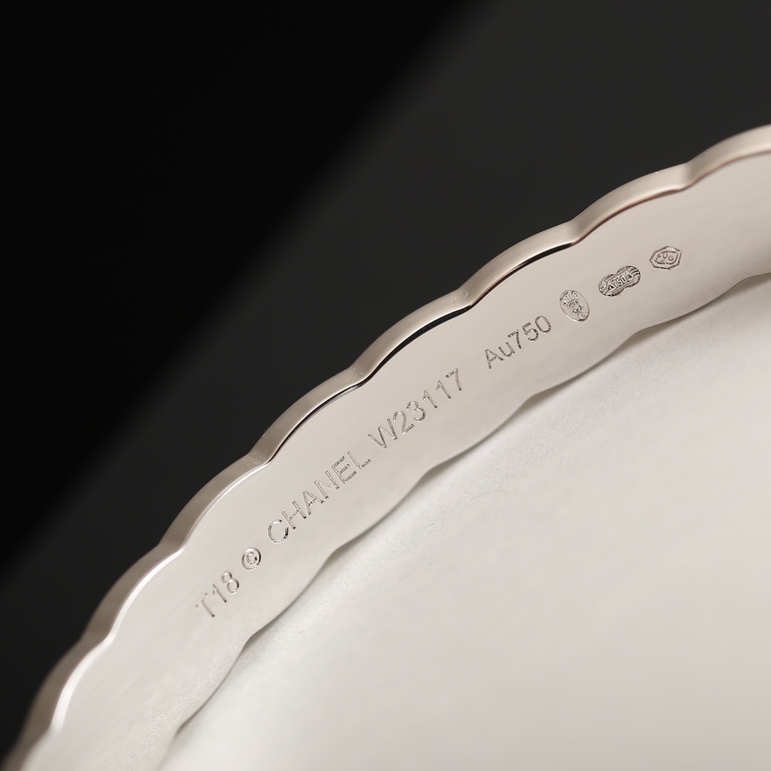 Luxury Quilted Diamond Bangle Bracelet - Elegant Silver Jewelry