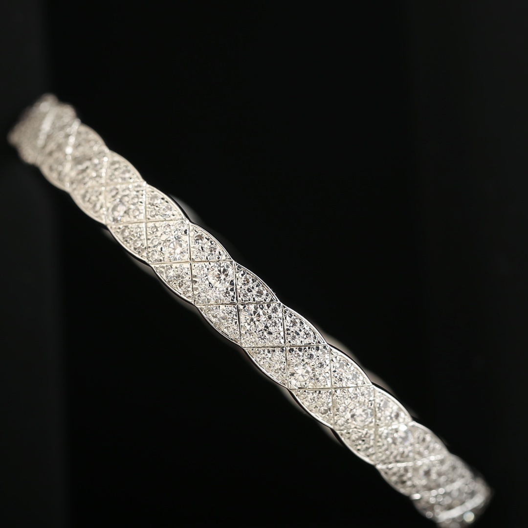 Luxury Quilted Diamond Bangle Bracelet - Elegant Silver Jewelry