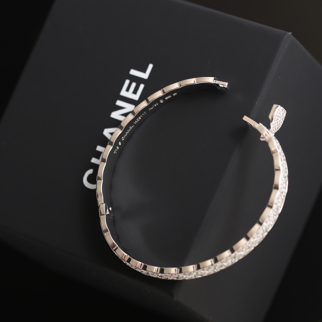 Luxury Quilted Diamond Bangle Bracelet - Elegant Silver Jewelry