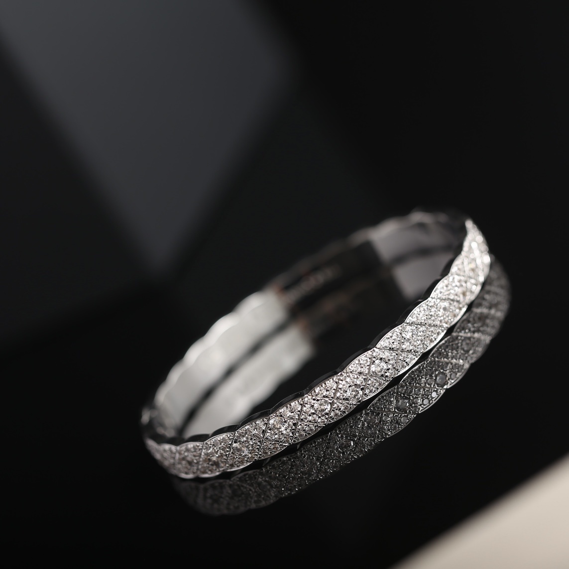 Luxury Quilted Diamond Bangle Bracelet - Elegant Silver Jewelry