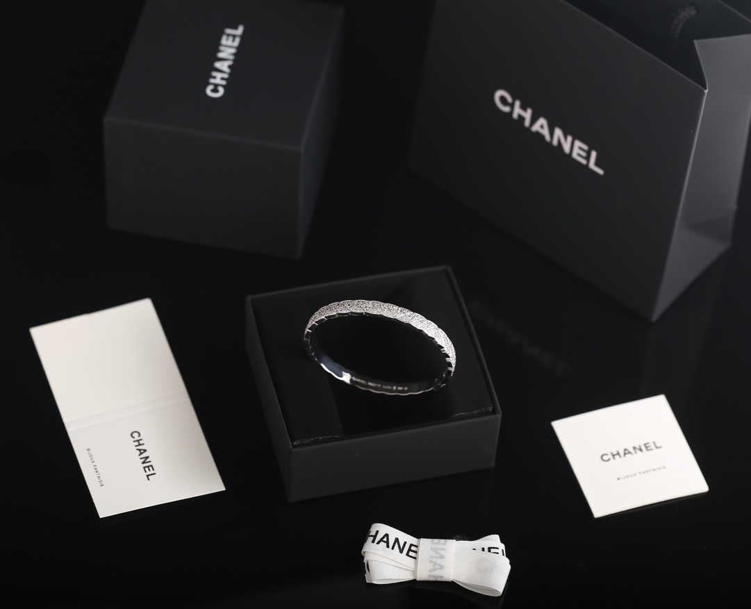 Luxury Quilted Diamond Bangle Bracelet - Elegant Silver Jewelry