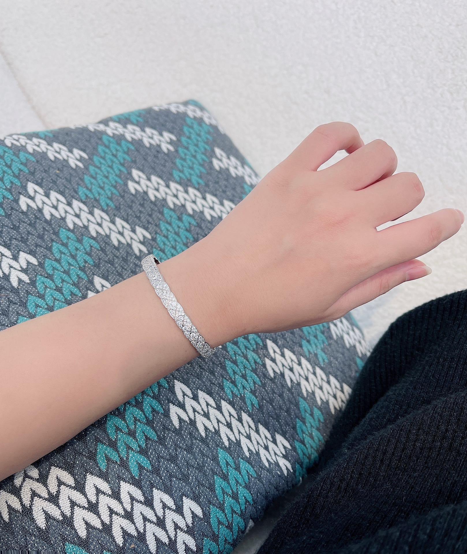 Luxury Quilted Diamond Bangle Bracelet - Elegant Silver Jewelry