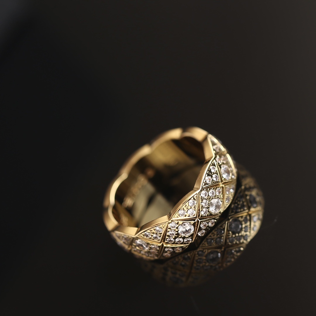 Luxury Quilted Diamond Ring - Elegant Eternity Band for Women