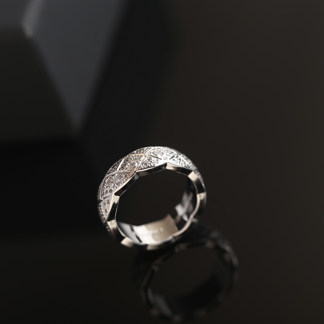 Luxury Quilted Diamond Ring - Elegant Eternity Band for Women