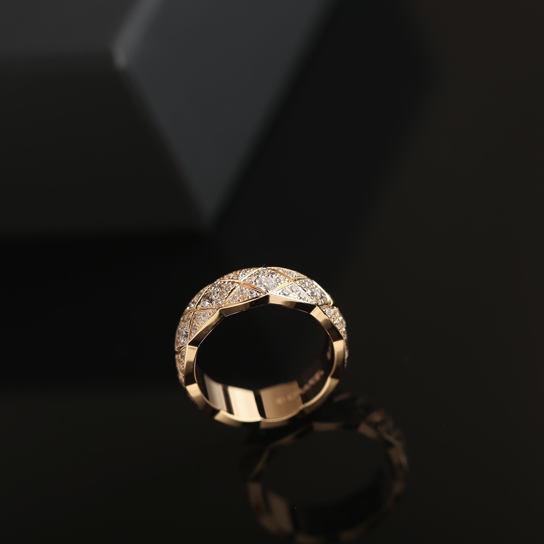 Luxury Quilted Diamond Ring - Elegant Eternity Band for Women