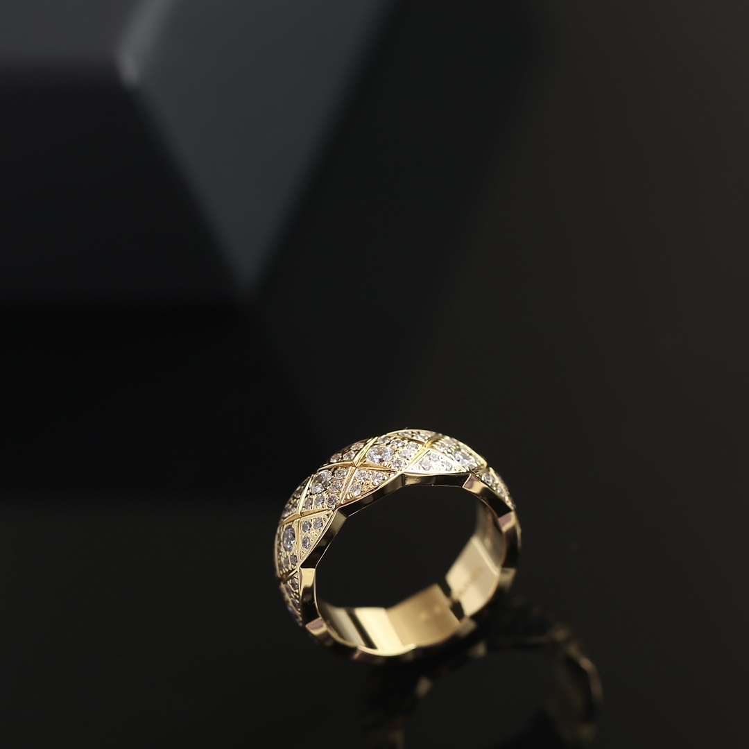 Luxury Quilted Diamond Ring - Elegant Eternity Band for Women