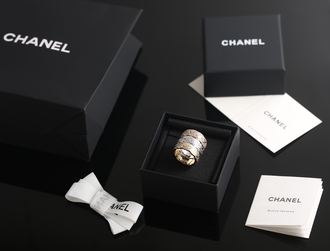 Luxury Quilted Diamond Ring - Elegant Eternity Band for Women