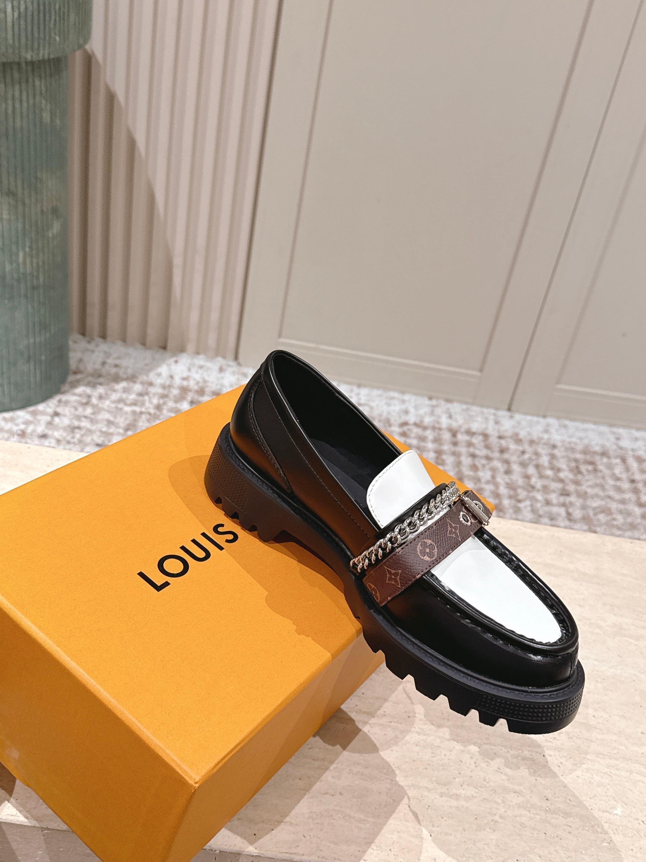 Luxury Two-Tone Chunky Platform Loafers with Chain Detail