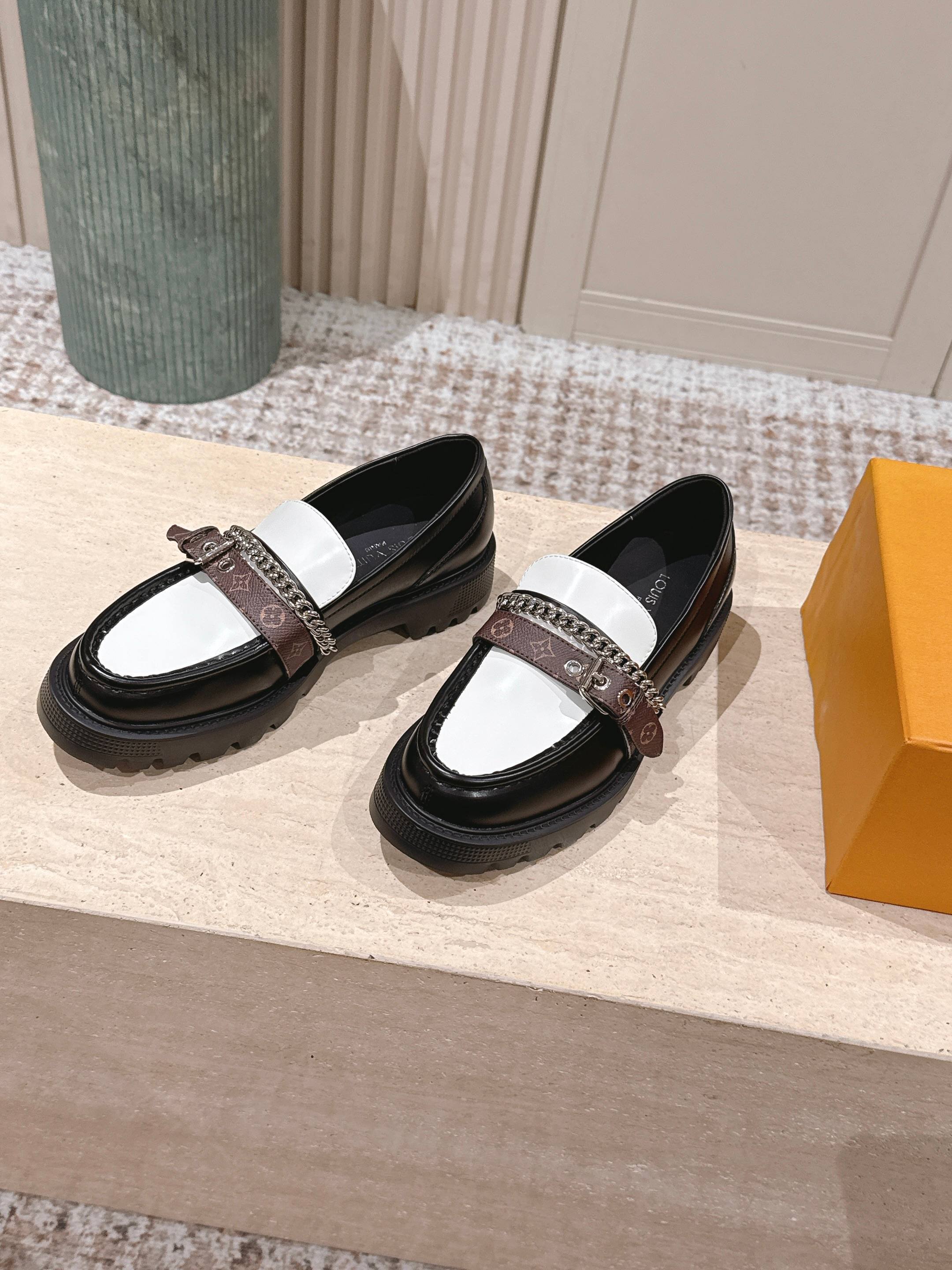 Luxury Two-Tone Chunky Platform Loafers with Chain Detail