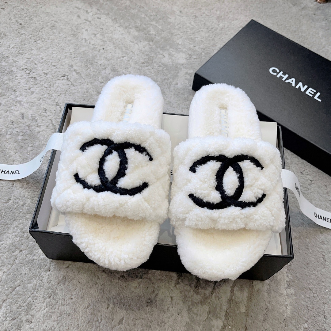 Luxury White Plush Shearling Slides – Chic CC Logo Comfort Slippers
