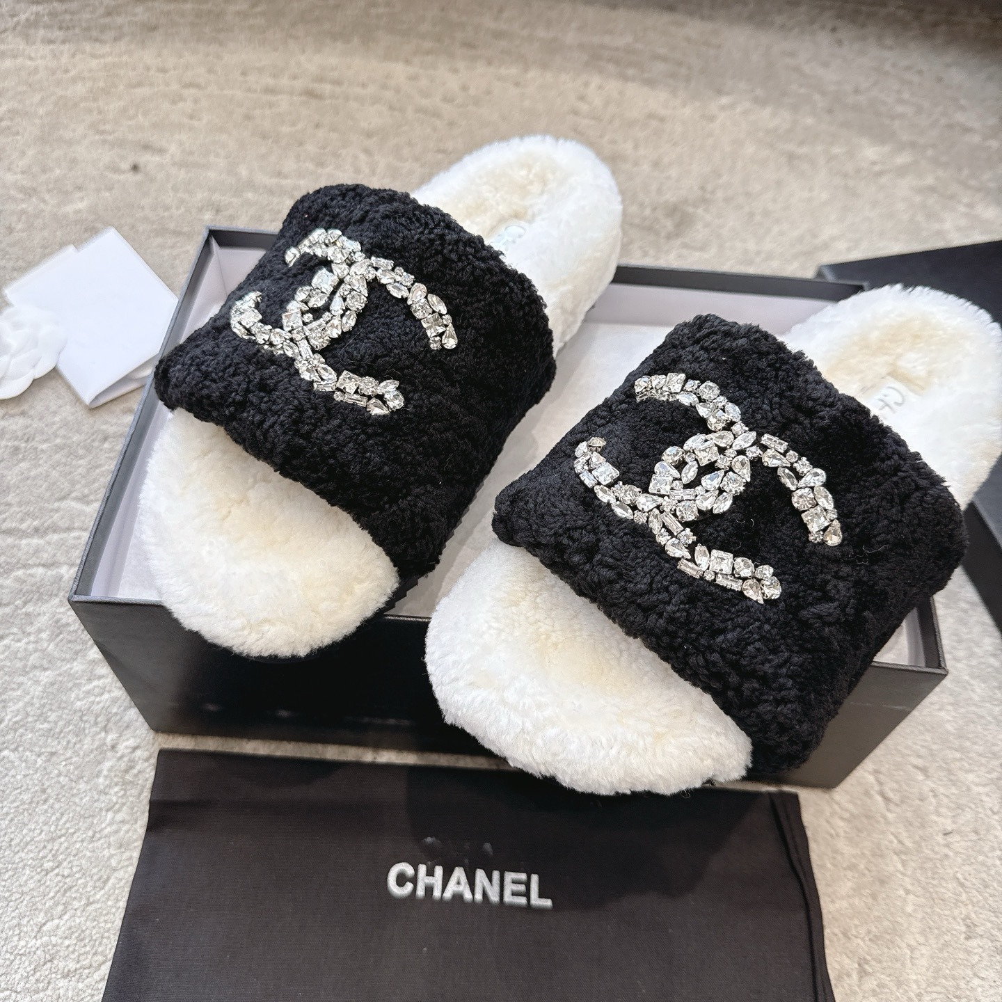 Luxury Chanel black and white shearling slippers with crystal-embellished CC logo in original packaging - Hình 7