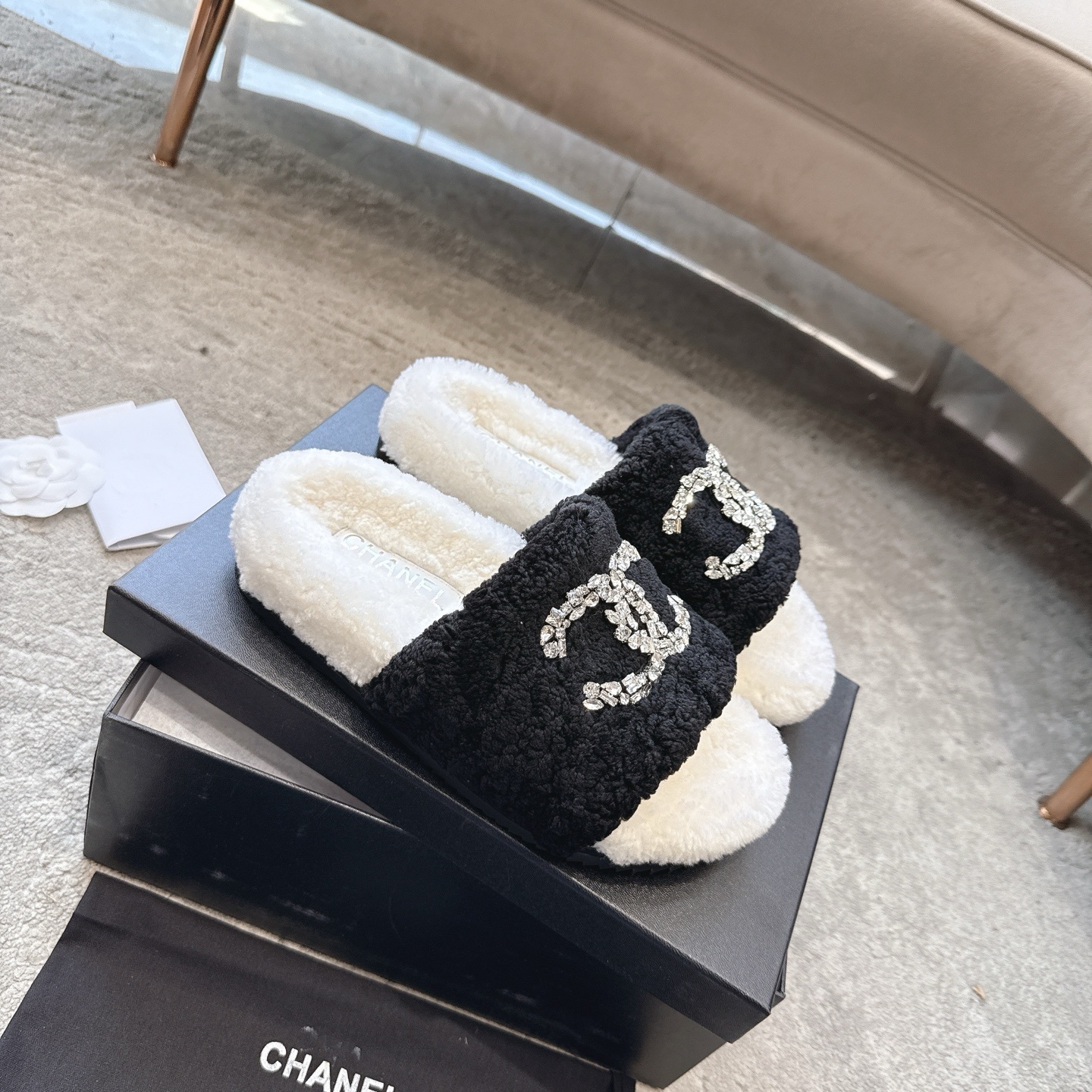 Luxury Chanel black and white shearling slippers with crystal-embellished CC logo in original packaging - Hình 6