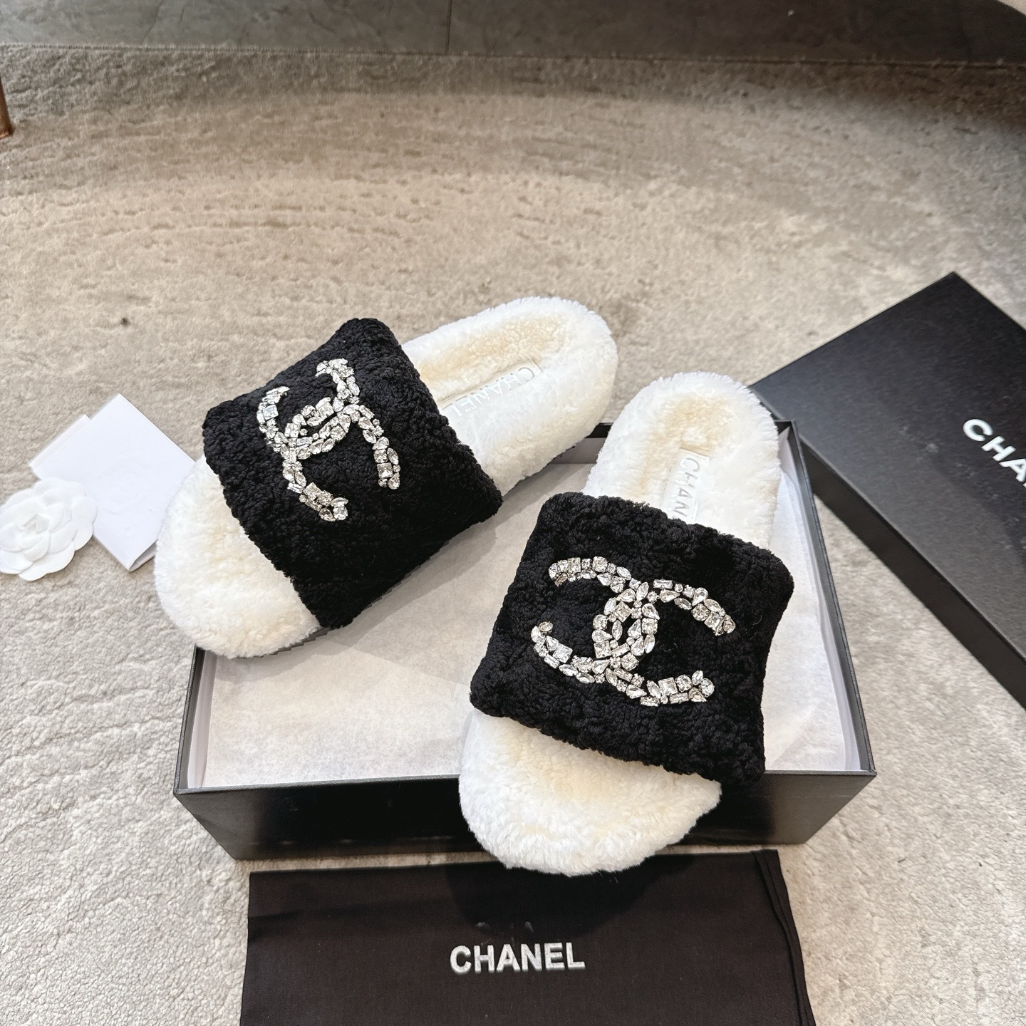 Luxury Chanel black and white shearling slippers with crystal-embellished CC logo in original packaging - Hình 5