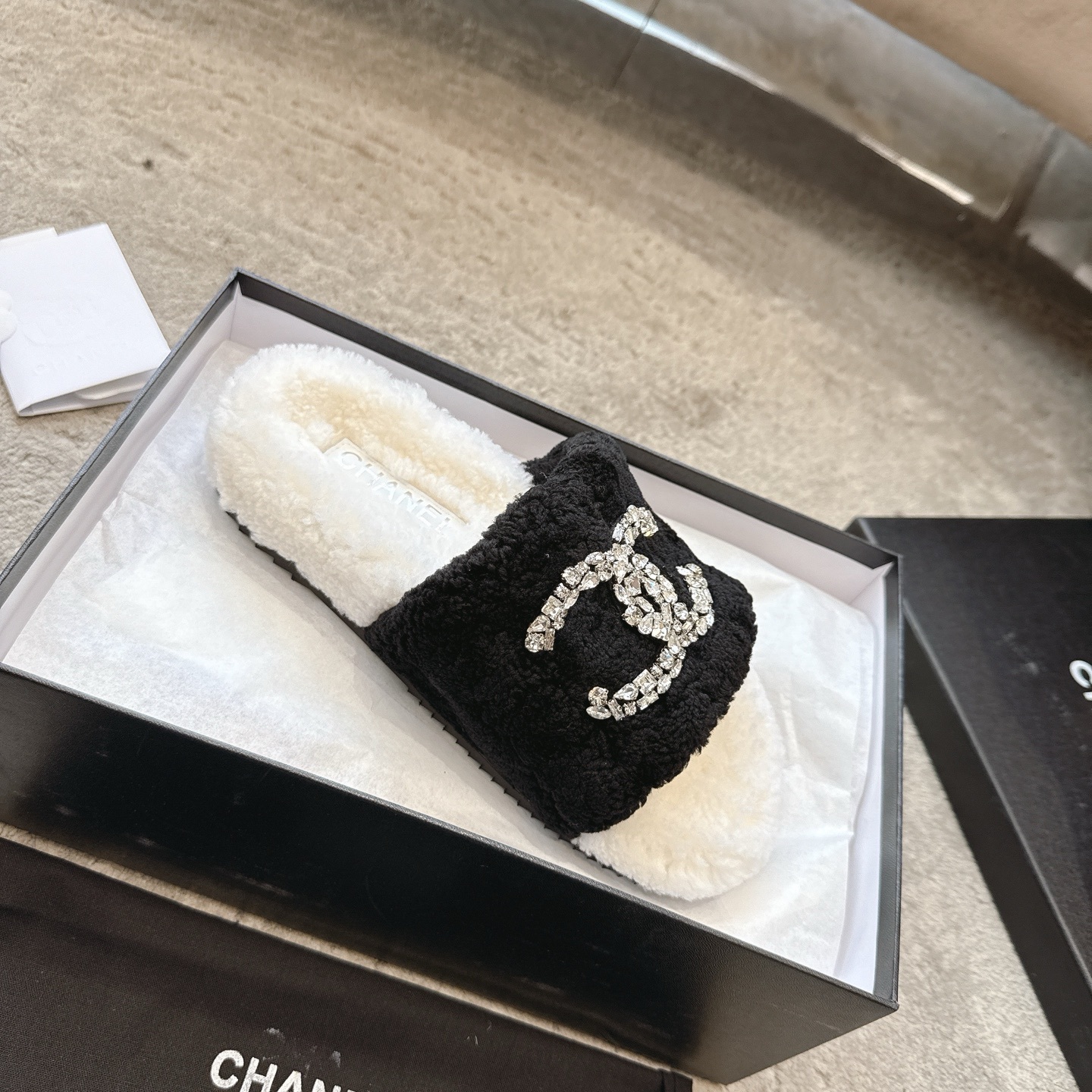 Luxury Chanel black and white shearling slippers with crystal-embellished CC logo in original packaging - Hình 4