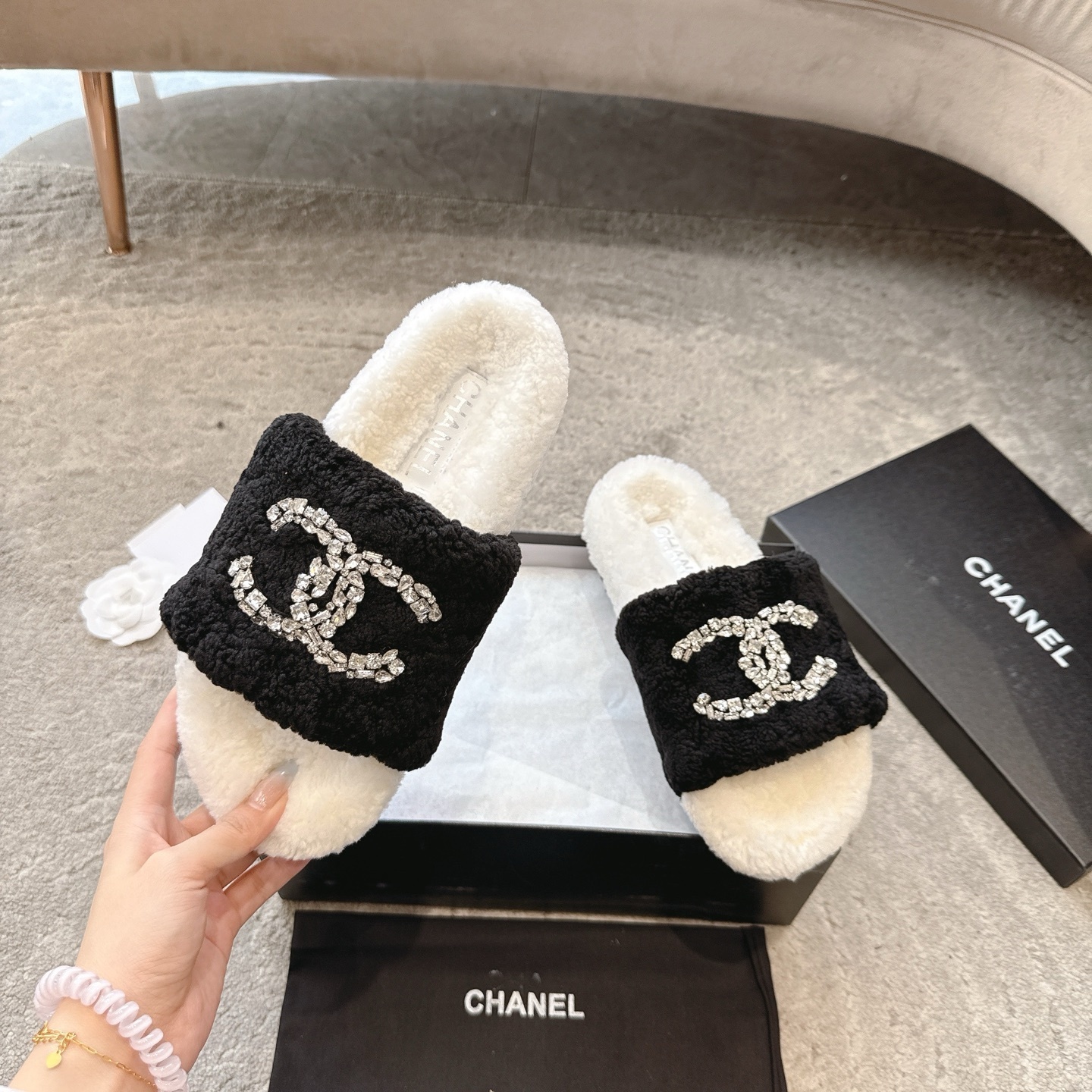 Luxury Chanel black and white shearling slippers with crystal-embellished CC logo in original packaging - Hình 2