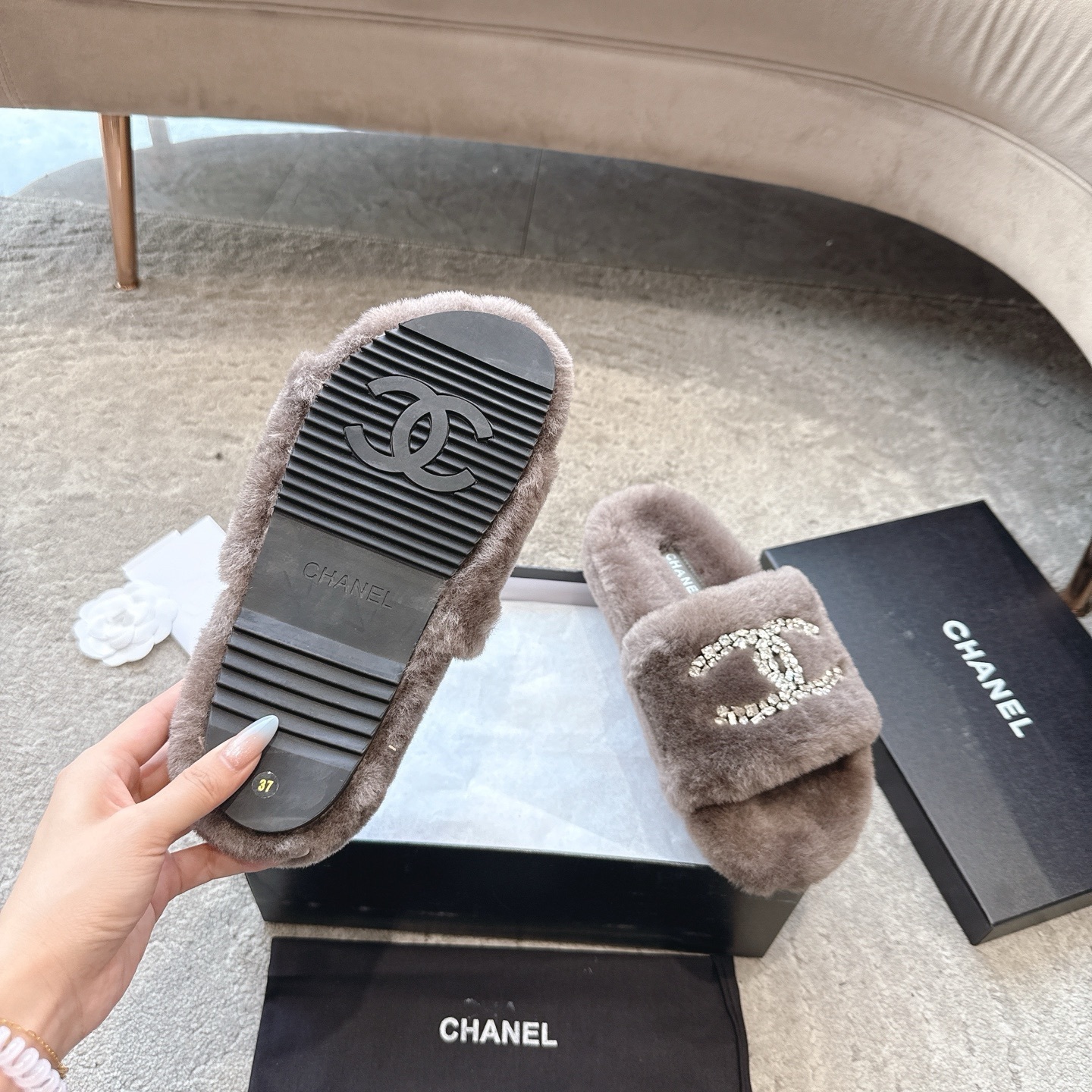 Luxury taupe Chanel shearling slides with crystal CC logo and branded packaging - Hình 9