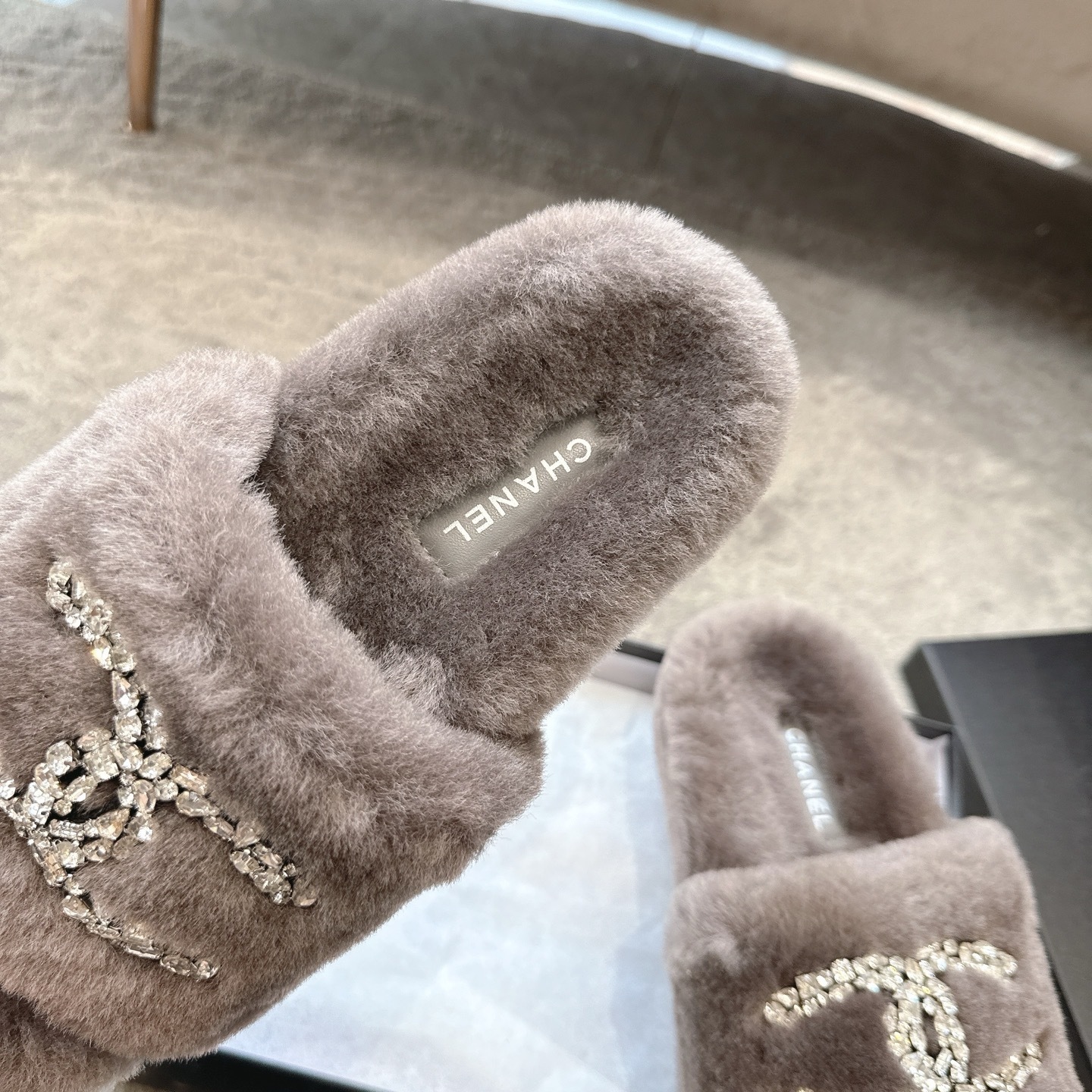 Luxury taupe Chanel shearling slides with crystal CC logo and branded packaging - Hình 8
