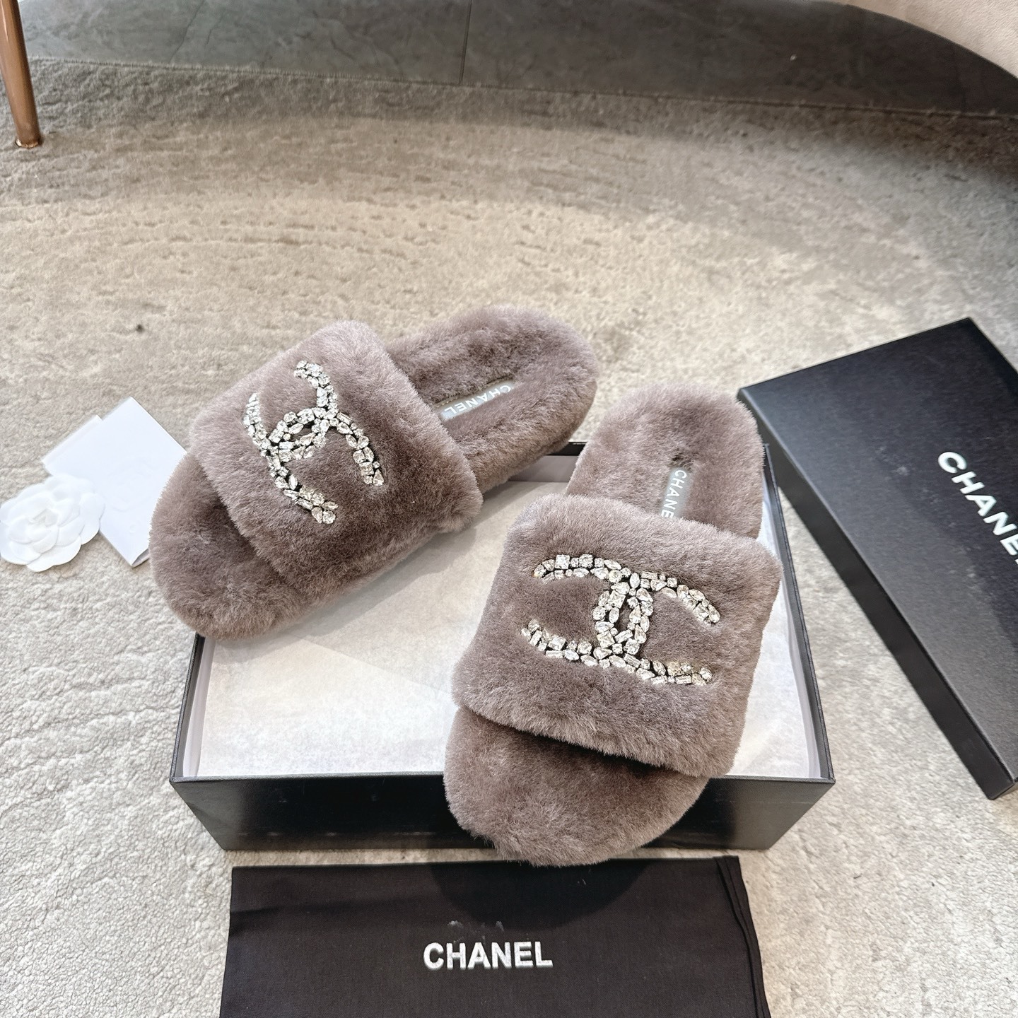 Luxury taupe Chanel shearling slides with crystal CC logo and branded packaging - Hình 7