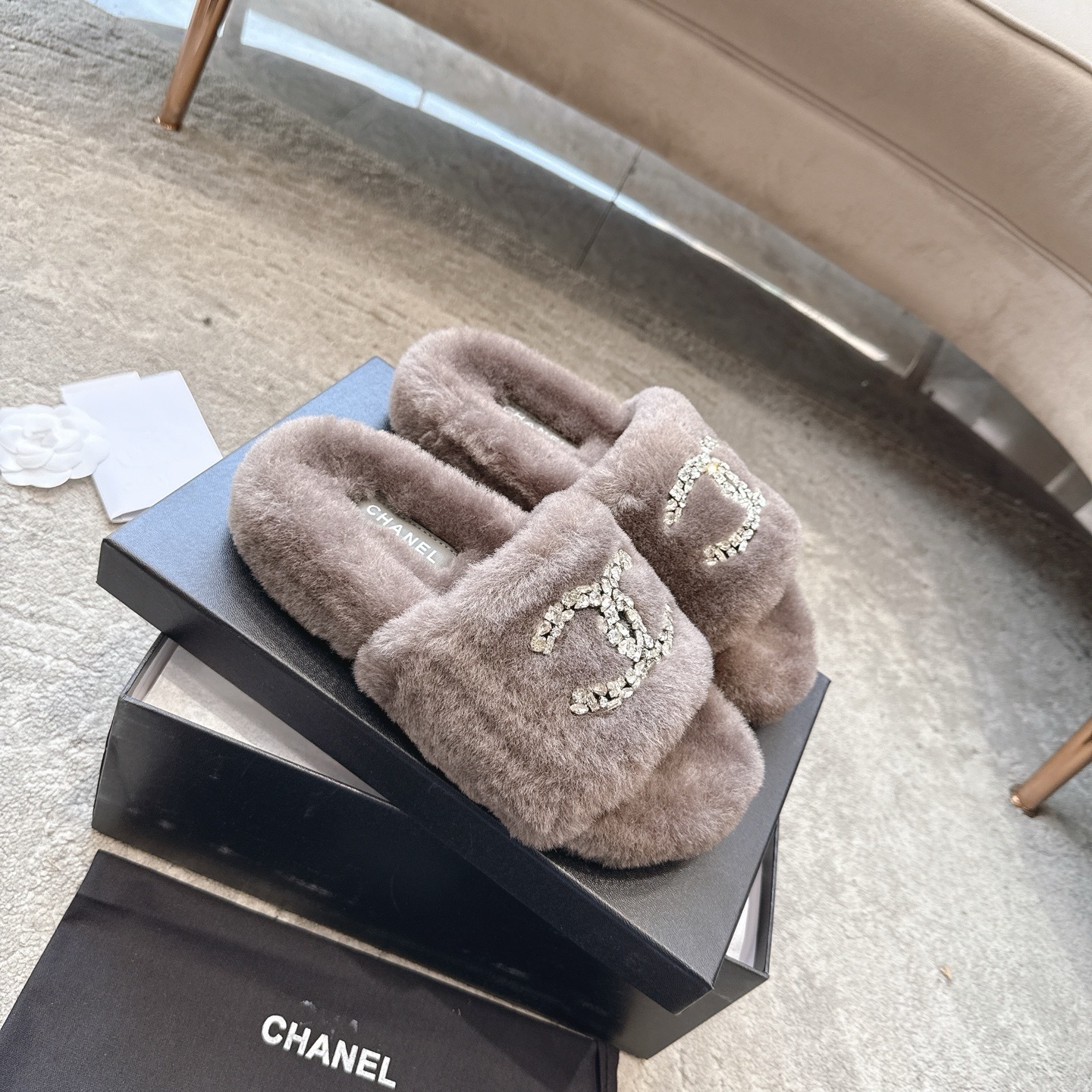 Luxury taupe Chanel shearling slides with crystal CC logo and branded packaging - Hình 6