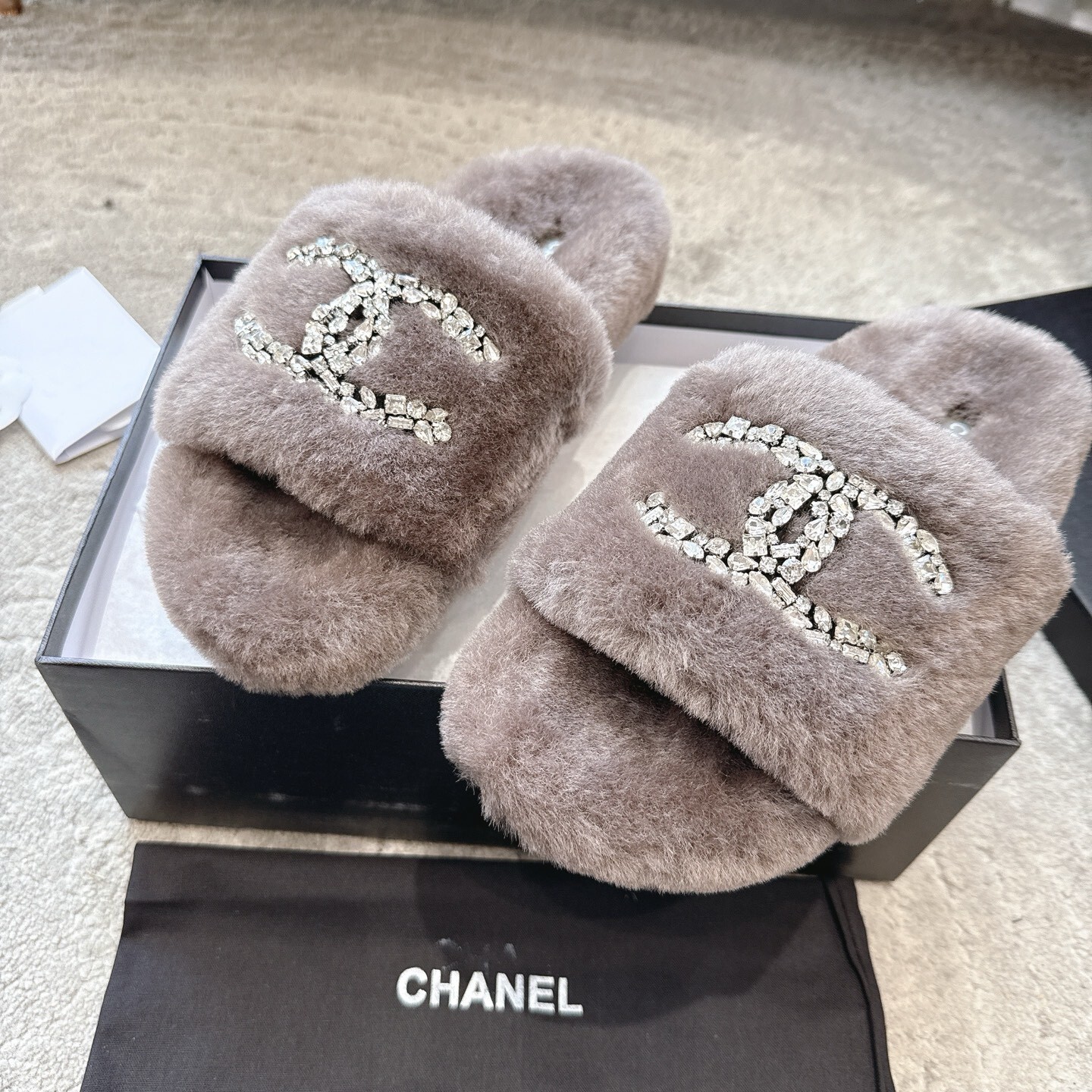 Luxury taupe Chanel shearling slides with crystal CC logo and branded packaging - Hình 5